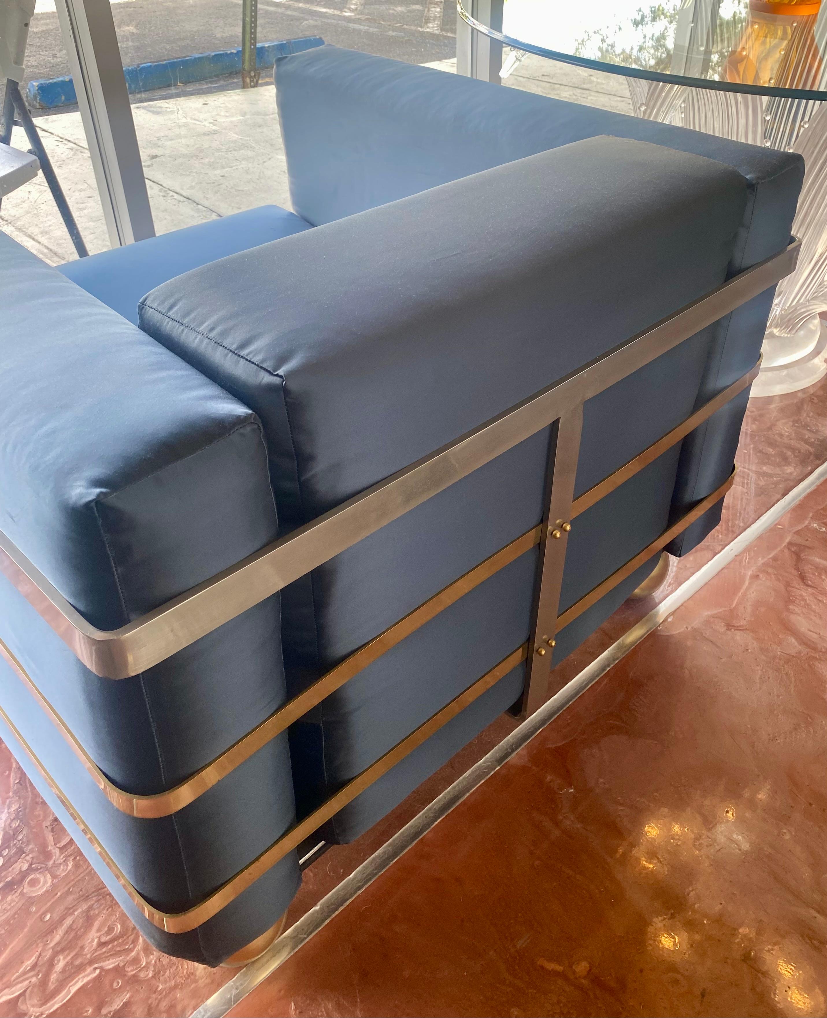 Moderne Plüschsessel aus der Mitte des Jahrhunderts mit Metallakzenten im Angebot 5