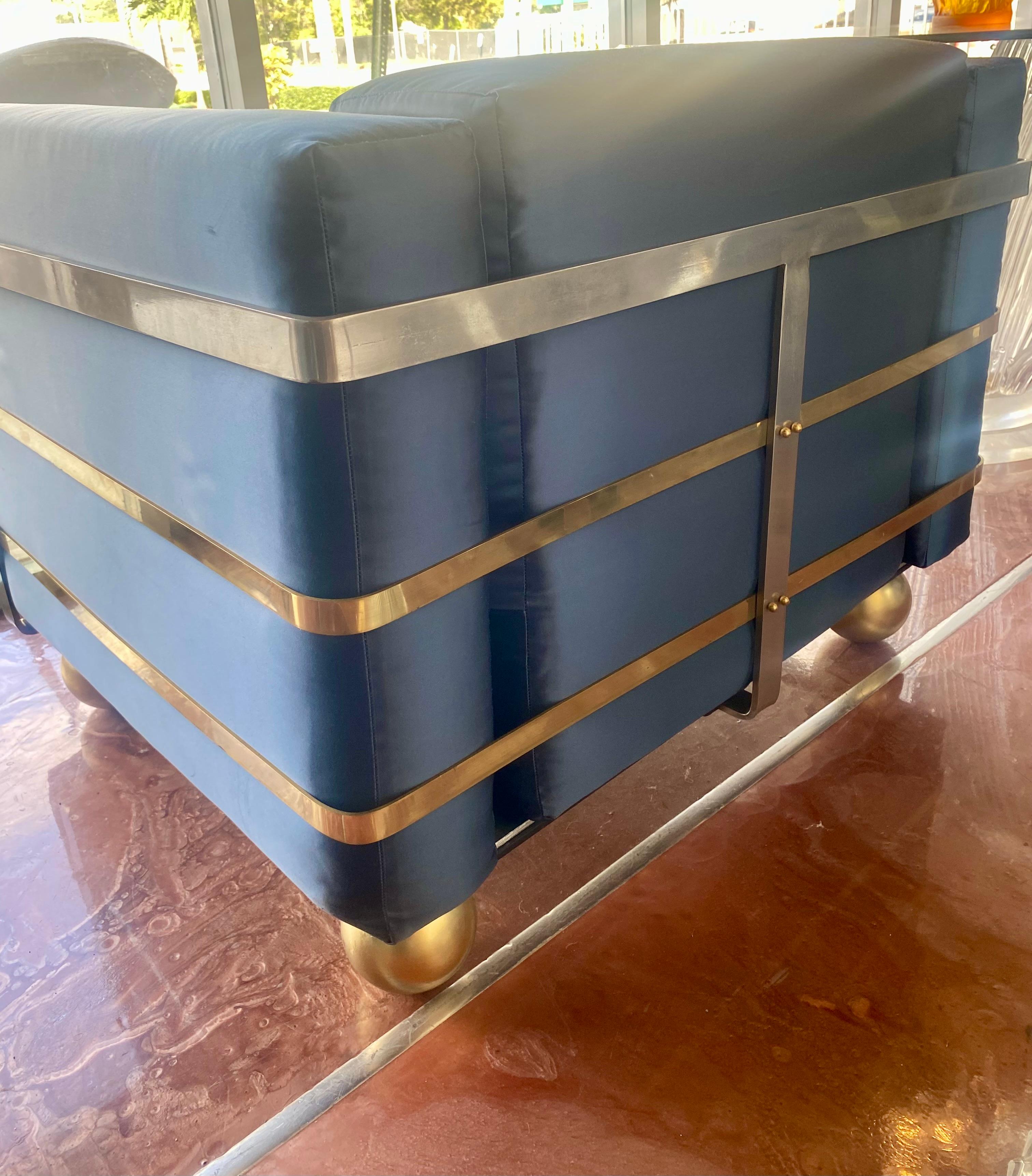 Moderne Plüschsessel aus der Mitte des Jahrhunderts mit Metallakzenten im Angebot 6