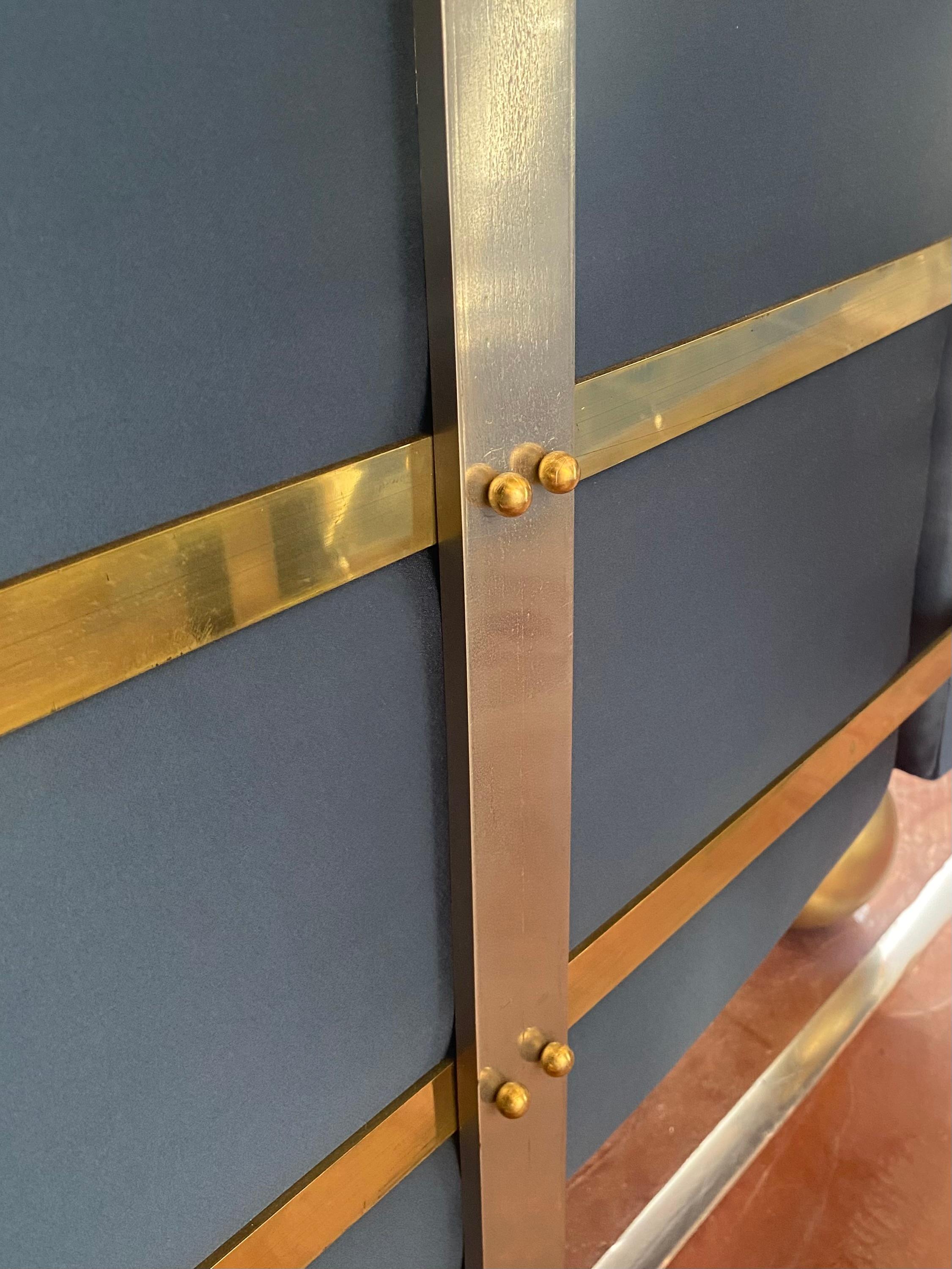 Moderne Plüschsessel aus der Mitte des Jahrhunderts mit Metallakzenten im Angebot 7