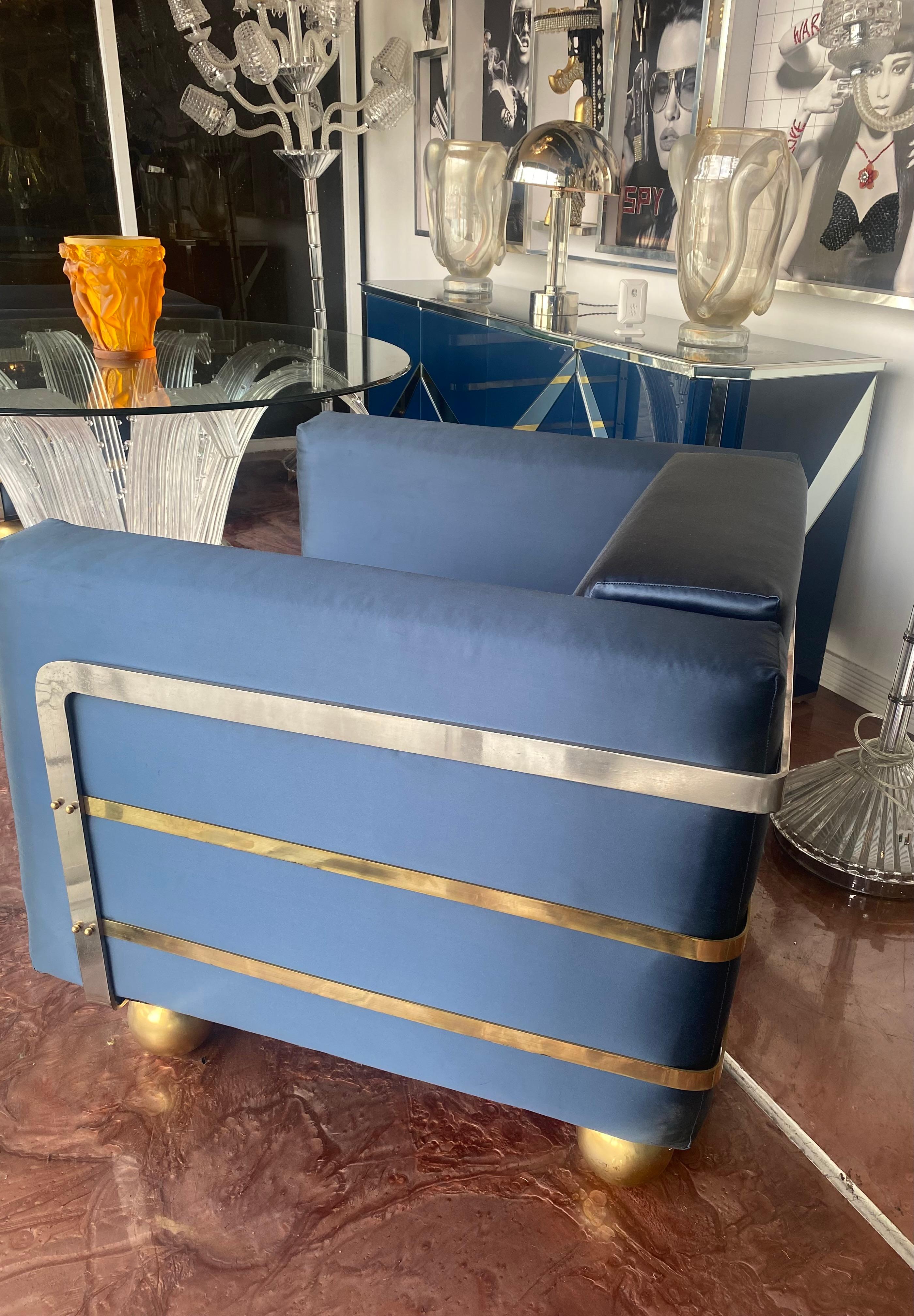 Moderne Plüschsessel aus der Mitte des Jahrhunderts mit Metallakzenten (Moderne der Mitte des Jahrhunderts) im Angebot