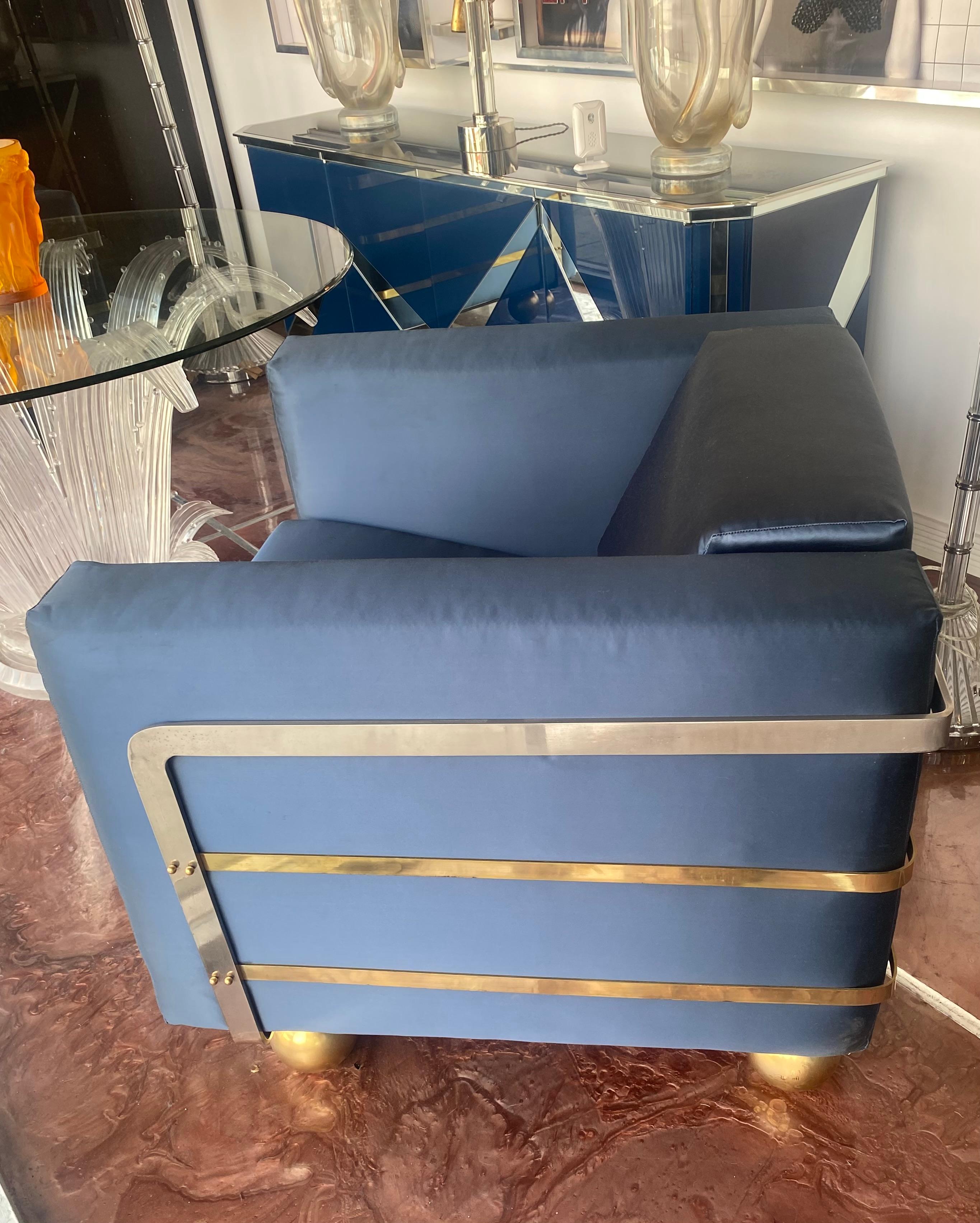 Moderne Plüschsessel aus der Mitte des Jahrhunderts mit Metallakzenten (amerikanisch) im Angebot