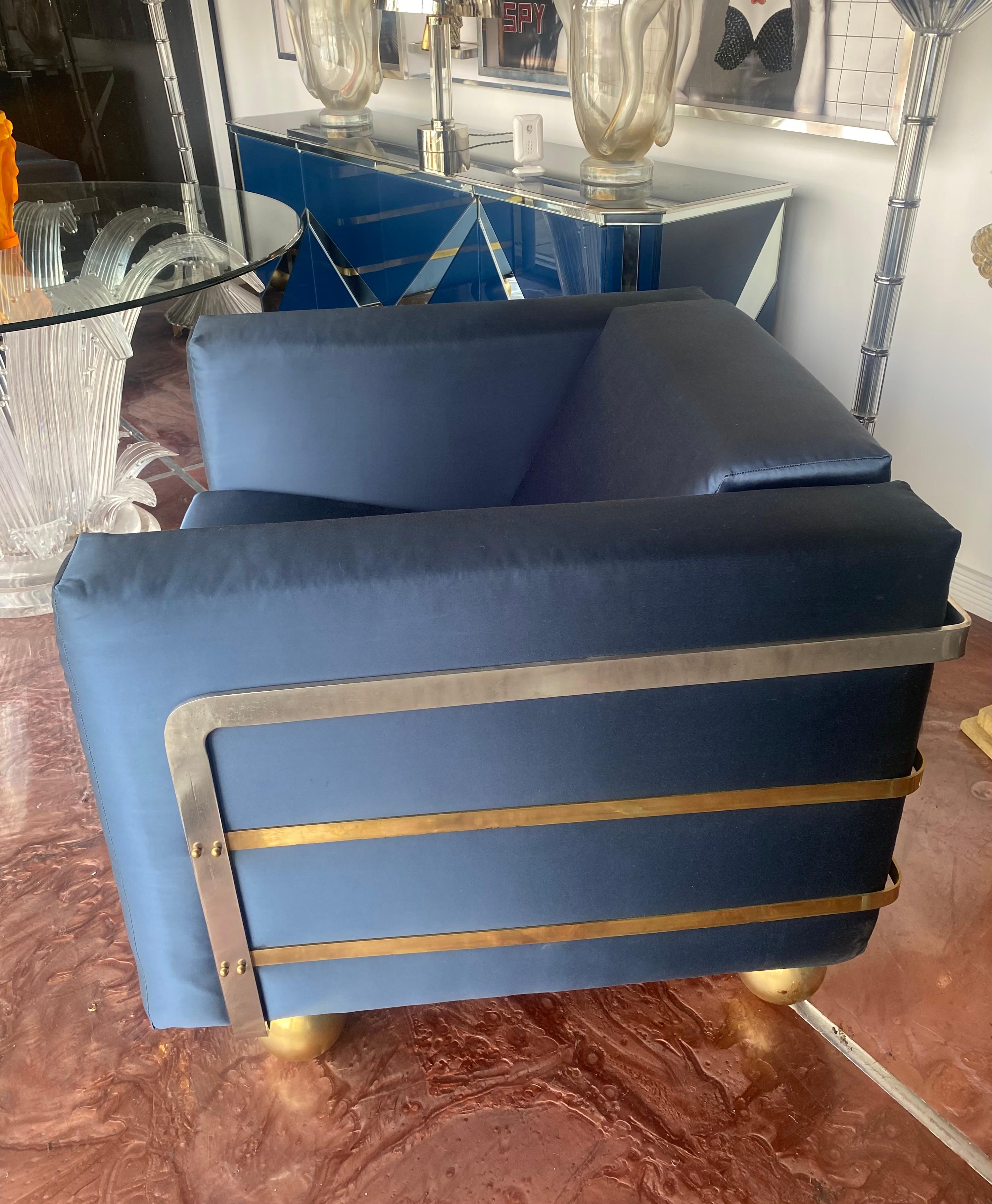 Moderne Plüschsessel aus der Mitte des Jahrhunderts mit Metallakzenten (20. Jahrhundert) im Angebot