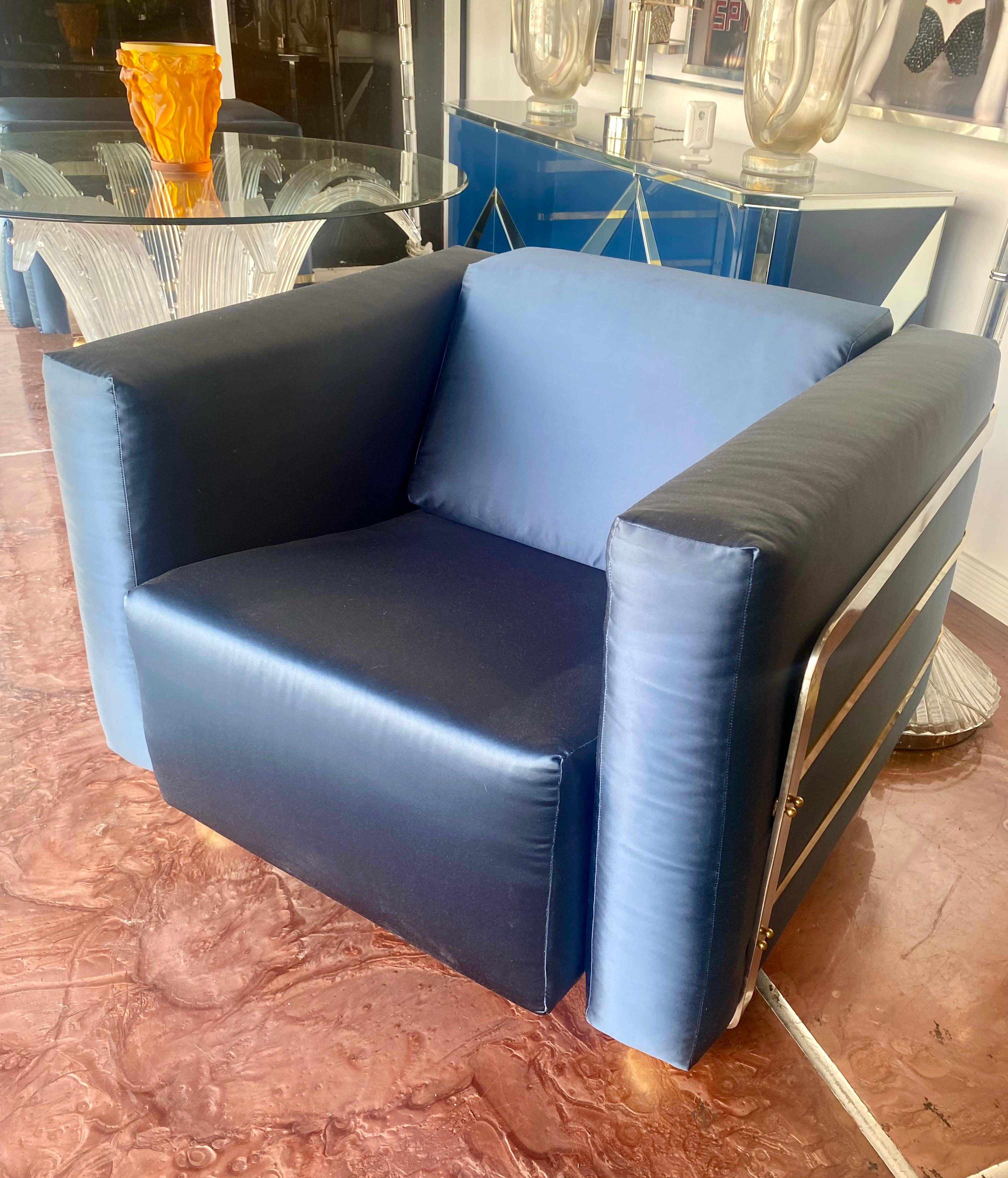 Moderne Plüschsessel aus der Mitte des Jahrhunderts mit Metallakzenten im Angebot 1