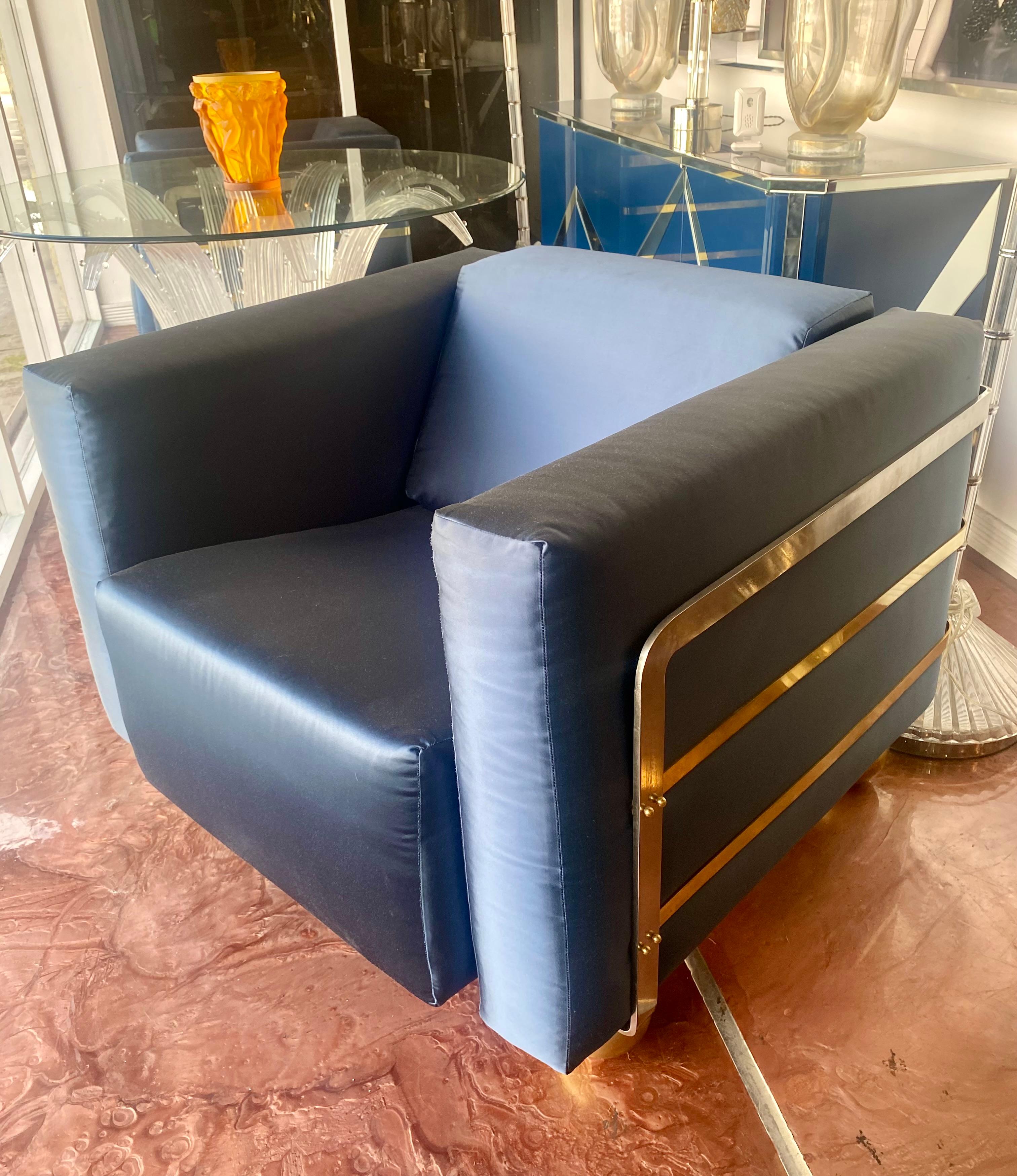 Moderne Plüschsessel aus der Mitte des Jahrhunderts mit Metallakzenten im Angebot 2