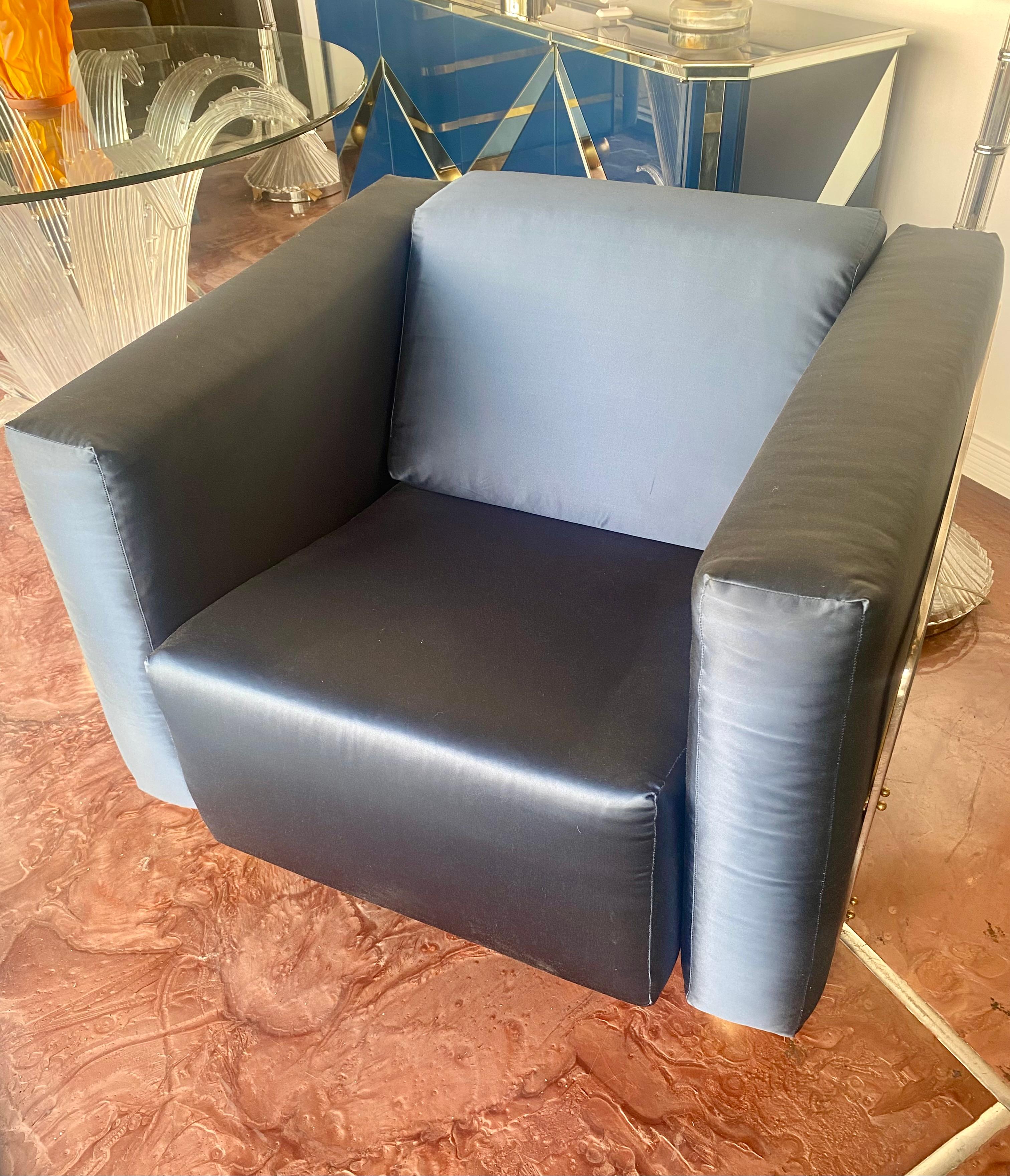 Moderne Plüschsessel aus der Mitte des Jahrhunderts mit Metallakzenten im Angebot 3