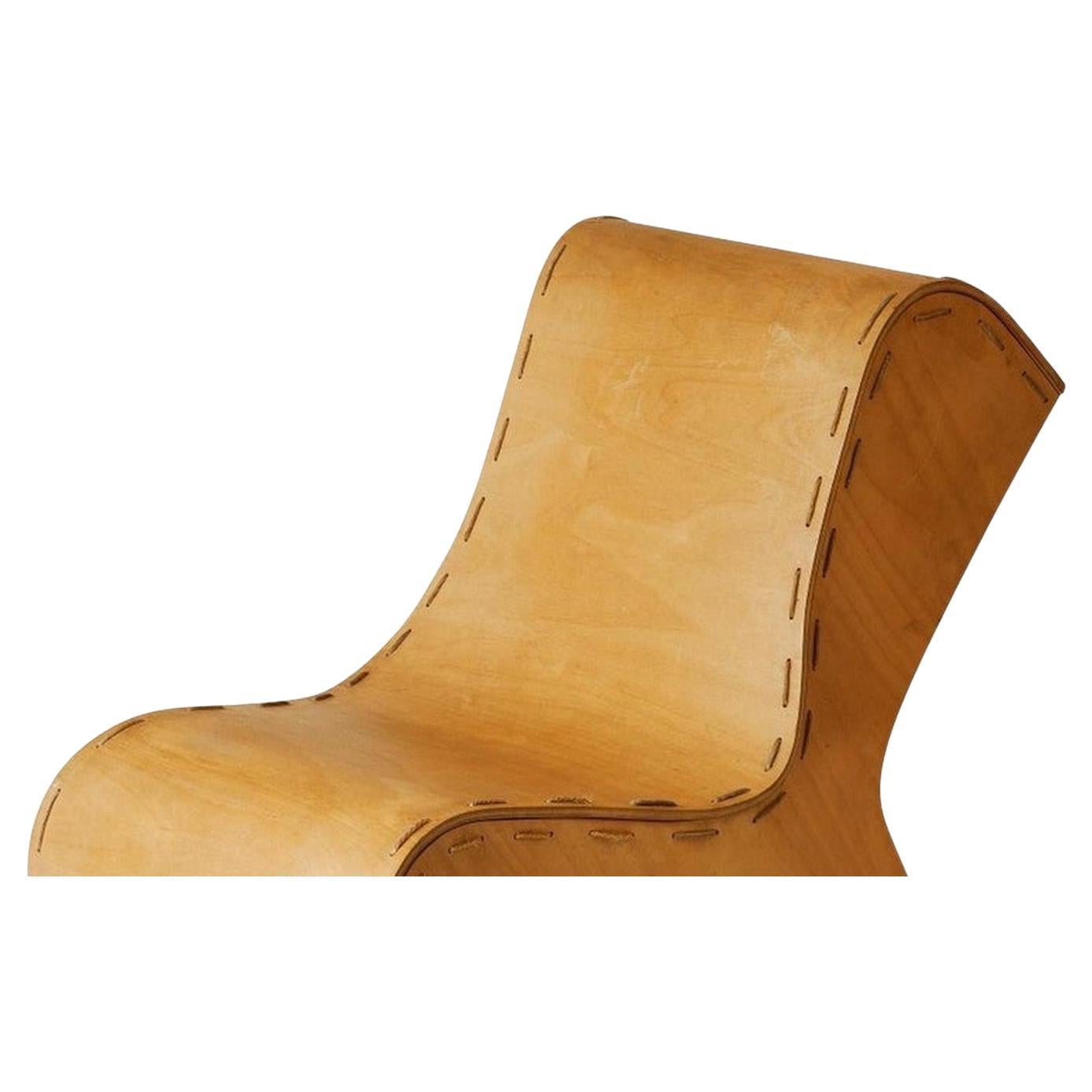 Chaise sculpturale inhabituelle en contreplaqué dont les pièces sont cousues ensemble avec de la corde. Il pourrait bien s'agir d'une pièce unique, mais nous n'avons pas encore pu trouver de référence concernant le créateur. Il s'agit clairement