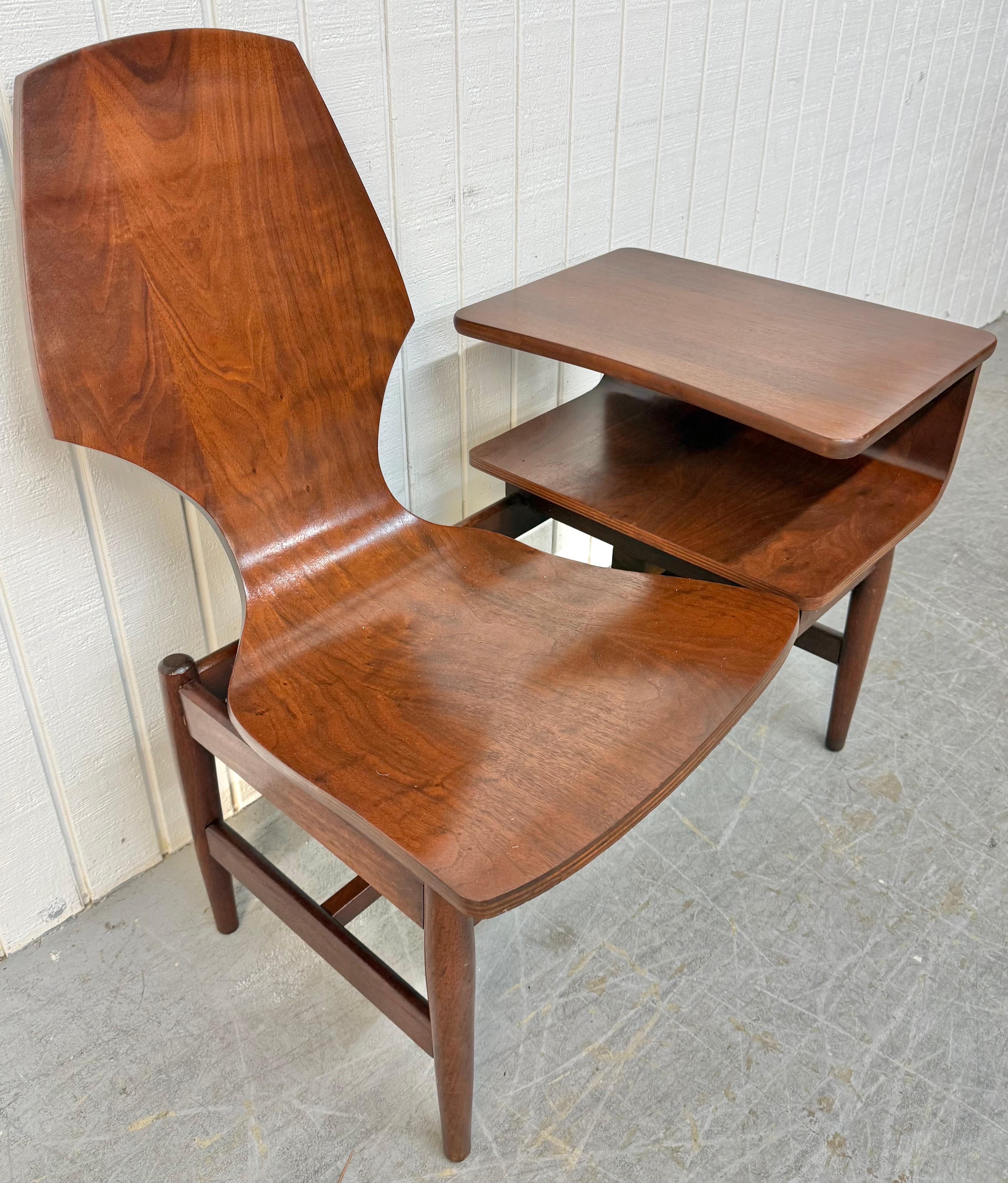Cette annonce concerne une chaise Gossip en noyer de Plycraft Bentwood Mid-Century Modern. Comprend une chaise en bois courbé, une table d'appoint, des pieds modernes avec une base étirée et une magnifique finition en noyer. Il s'agit d'une