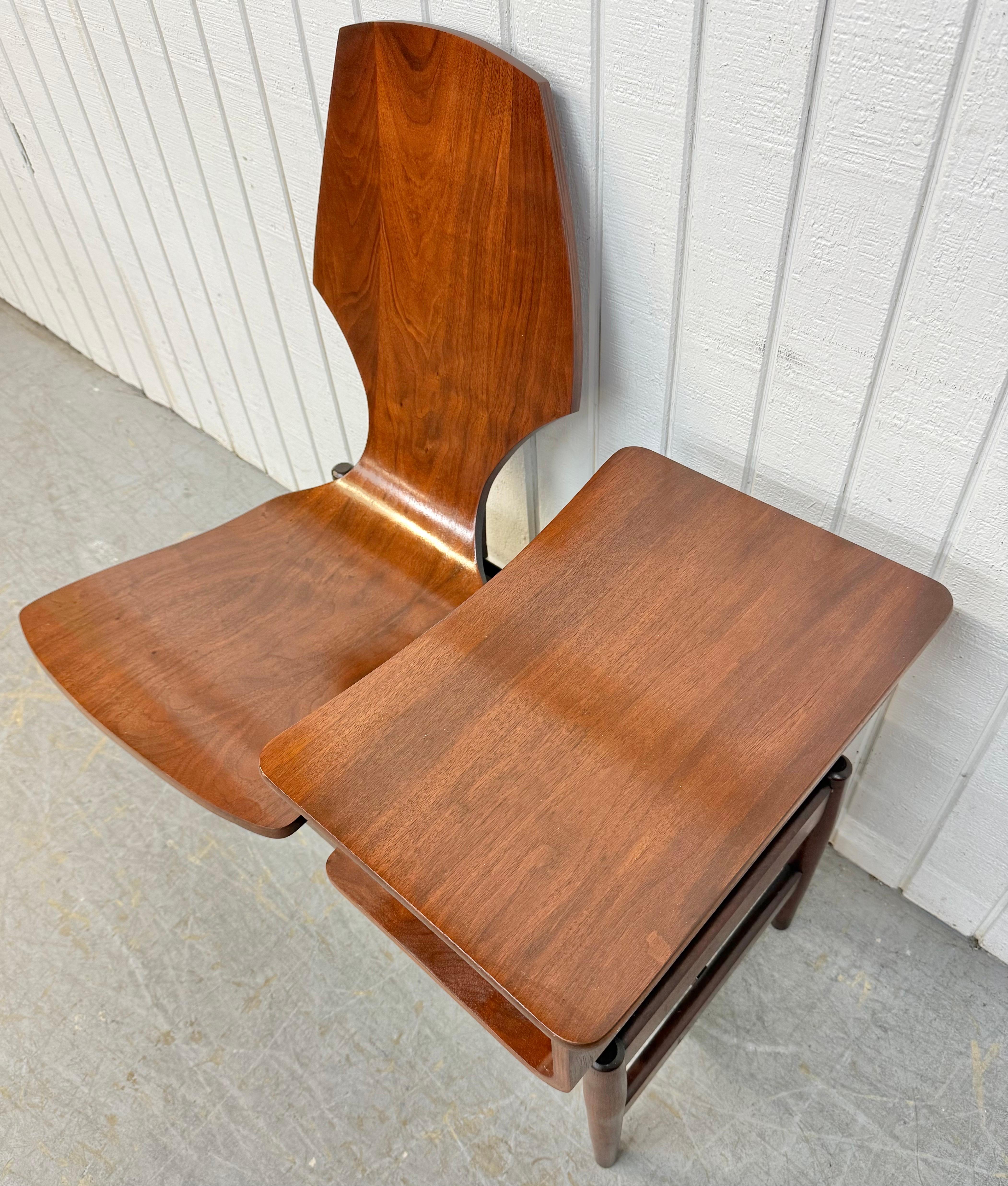 Mid-Century Modern Chaise moderne du milieu du siècle Plycraft Bentwood Walnut Gossip Chair en vente