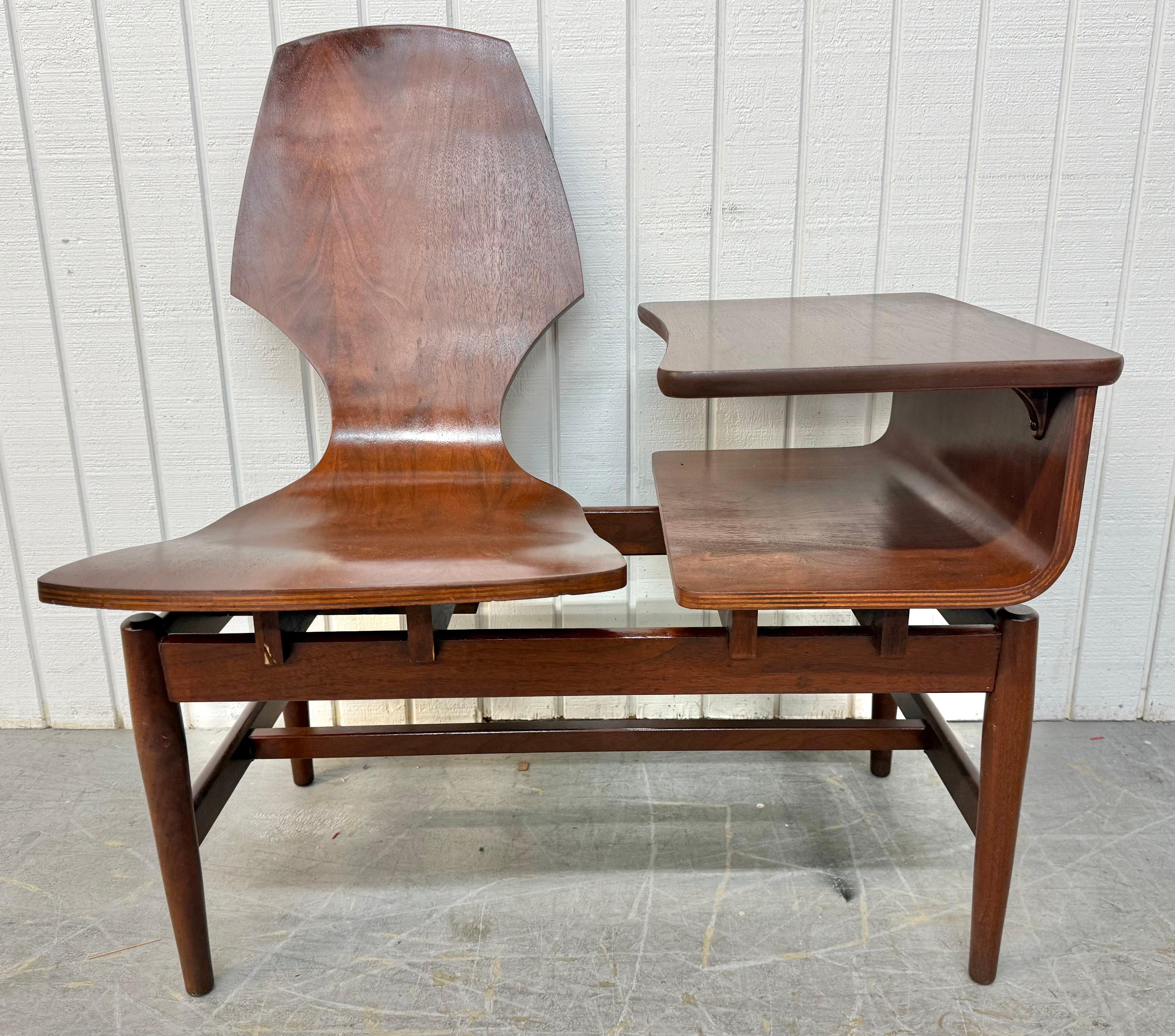 Américain Chaise moderne du milieu du siècle Plycraft Bentwood Walnut Gossip Chair en vente
