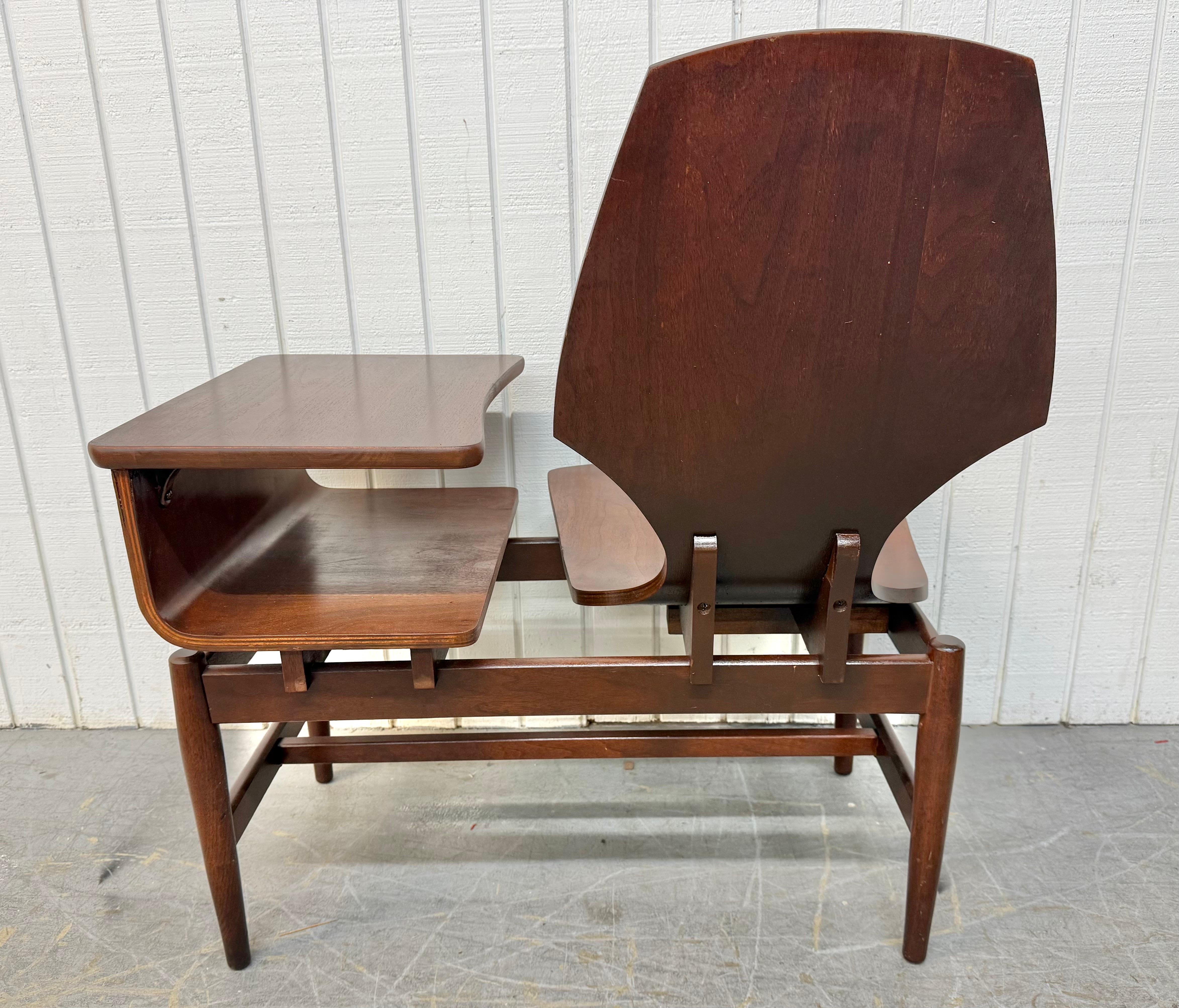 20ième siècle Chaise moderne du milieu du siècle Plycraft Bentwood Walnut Gossip Chair en vente