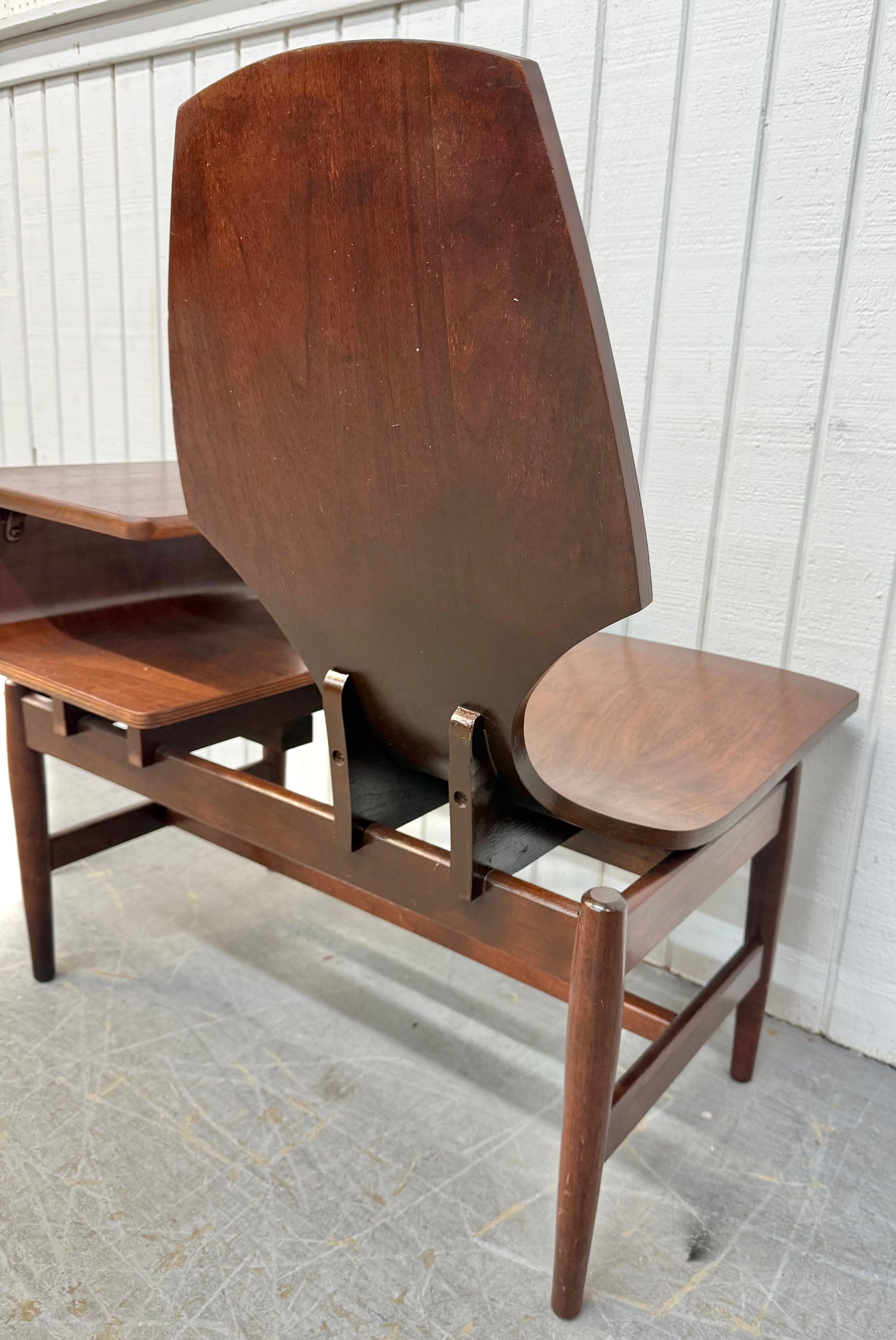 Bois Chaise moderne du milieu du siècle Plycraft Bentwood Walnut Gossip Chair en vente