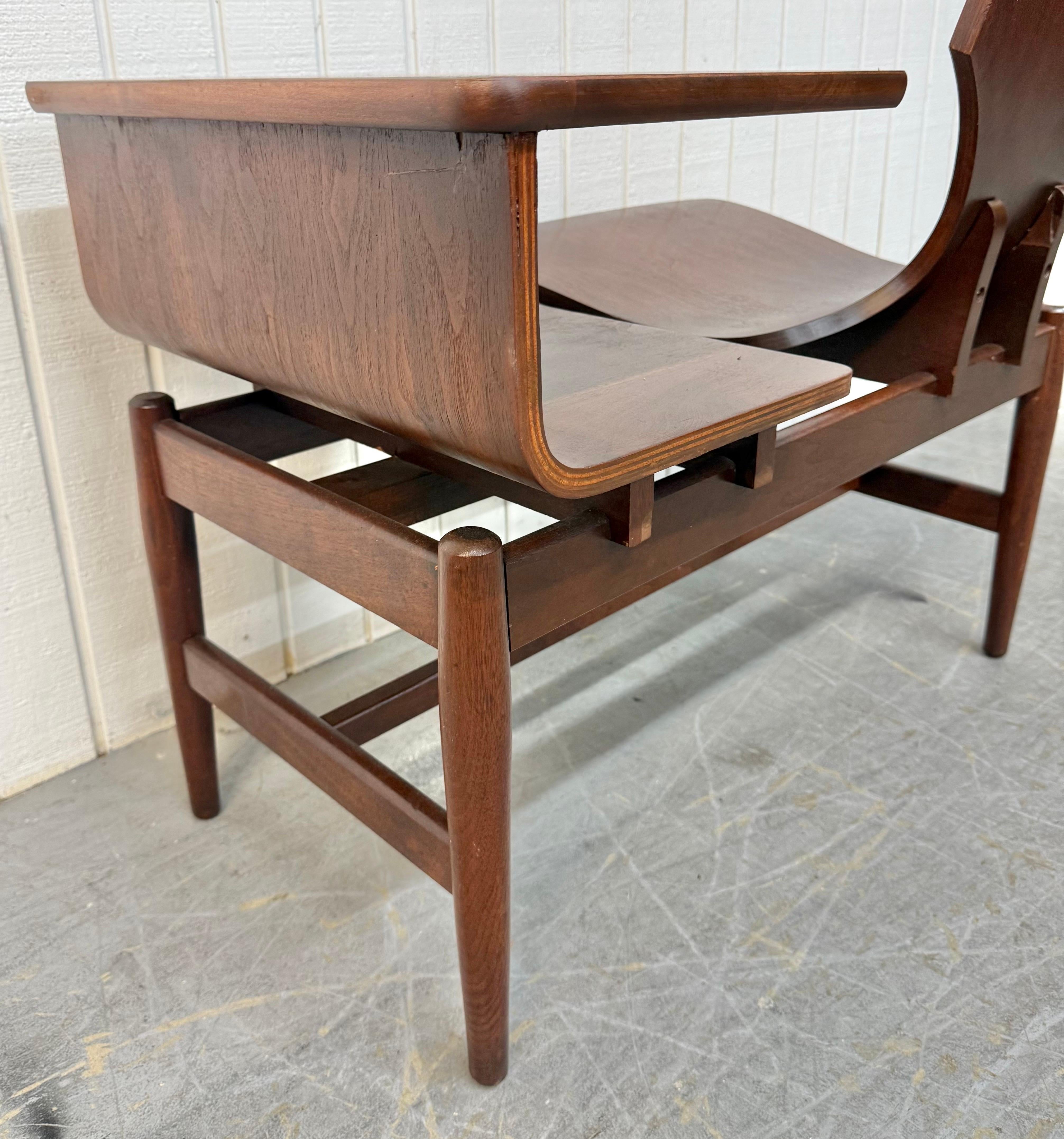 Chaise moderne du milieu du siècle Plycraft Bentwood Walnut Gossip Chair en vente 1