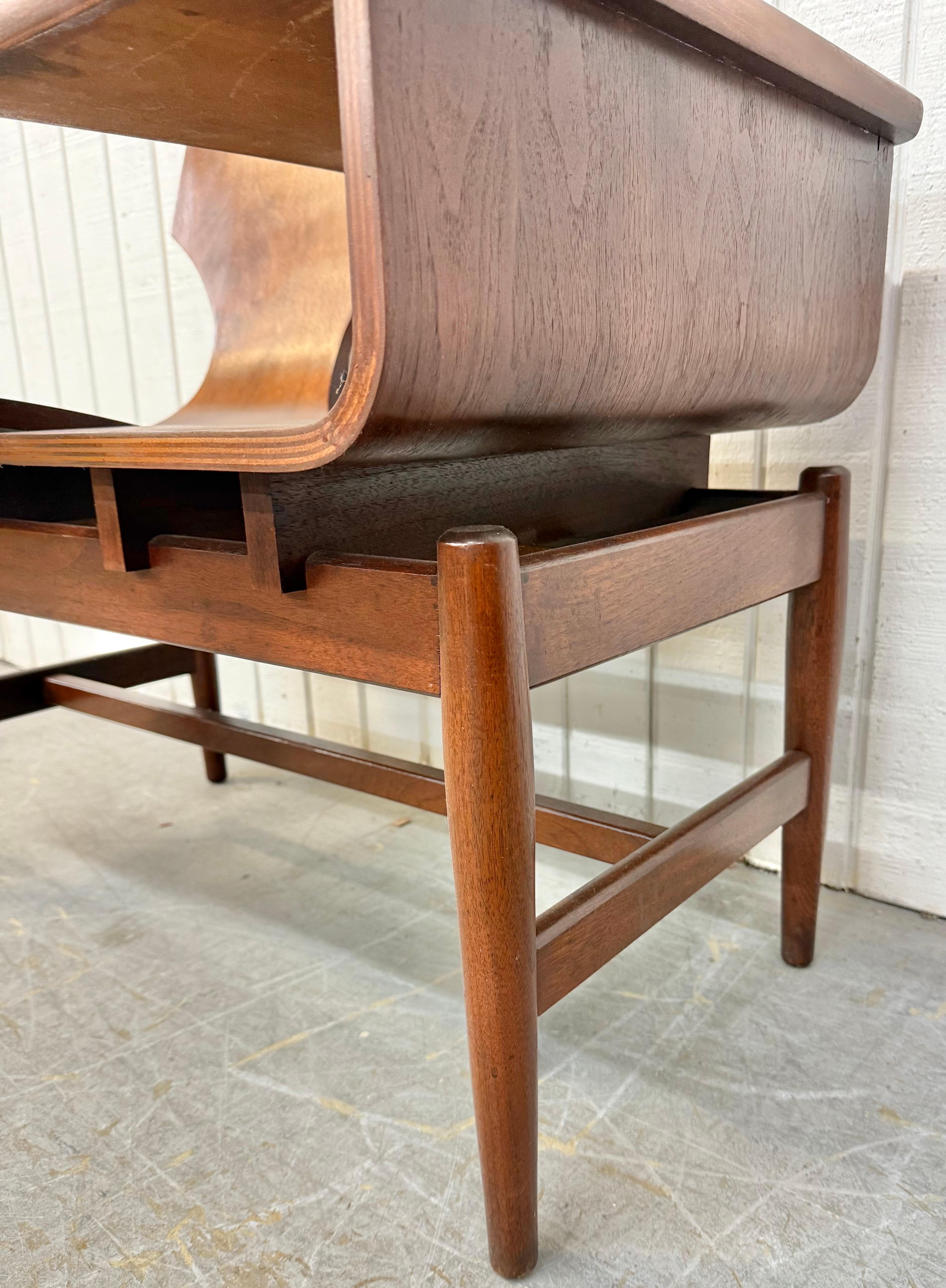 Chaise moderne du milieu du siècle Plycraft Bentwood Walnut Gossip Chair en vente 2