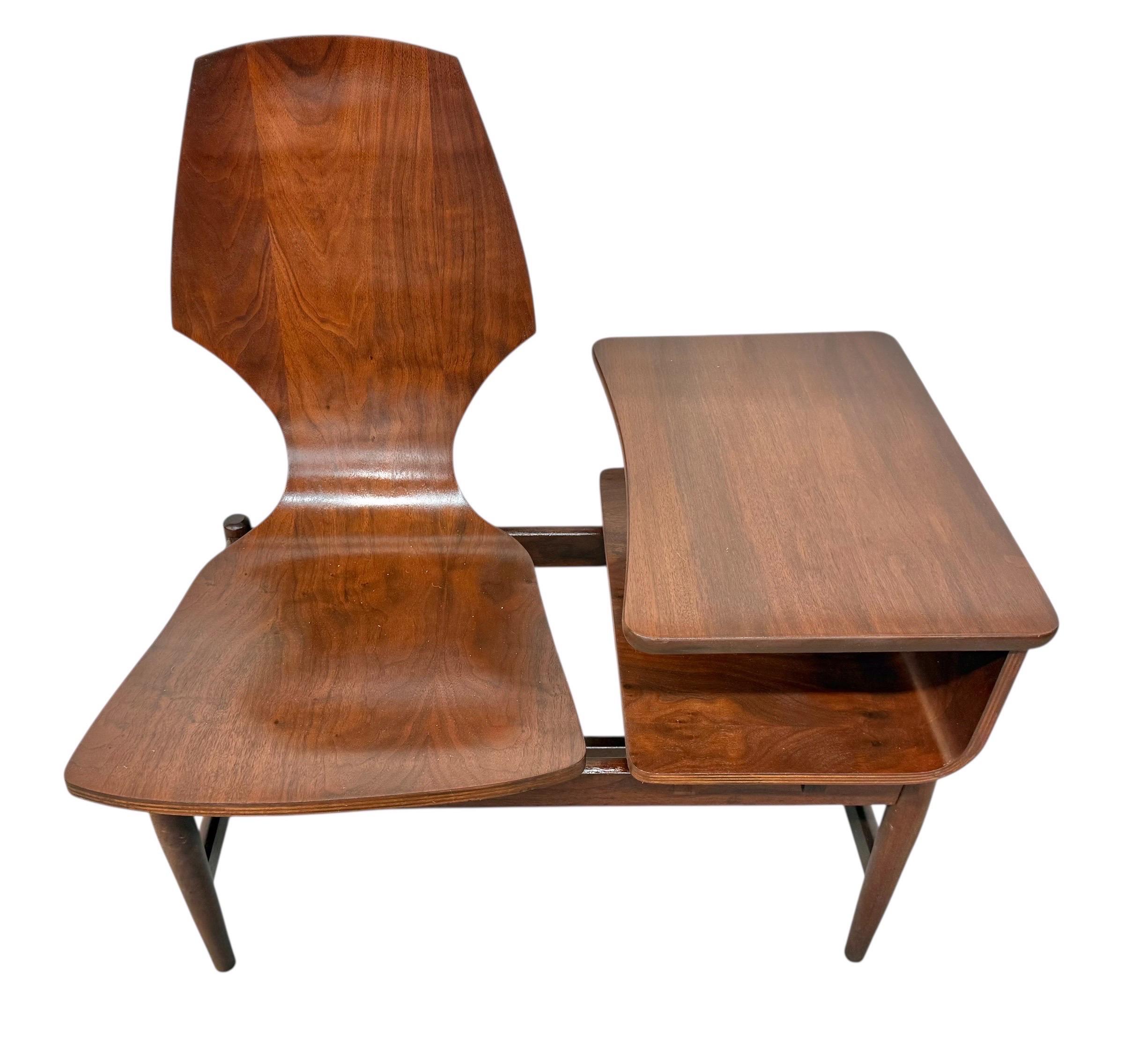 Chaise moderne du milieu du siècle Plycraft Bentwood Walnut Gossip Chair