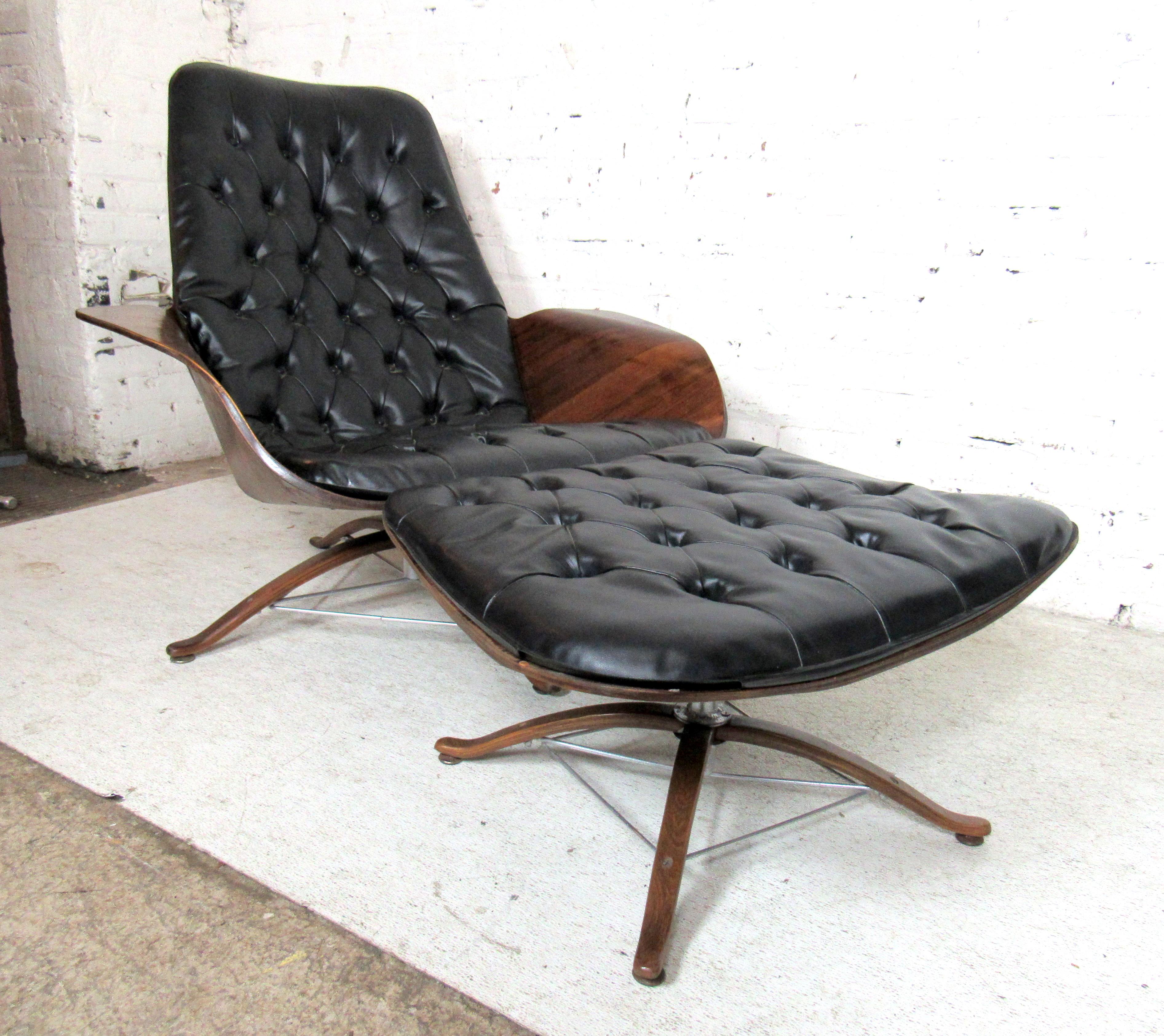 Mid-Century Modern Plycraft Chair and Ottoman In Good Condition In Brooklyn, NY