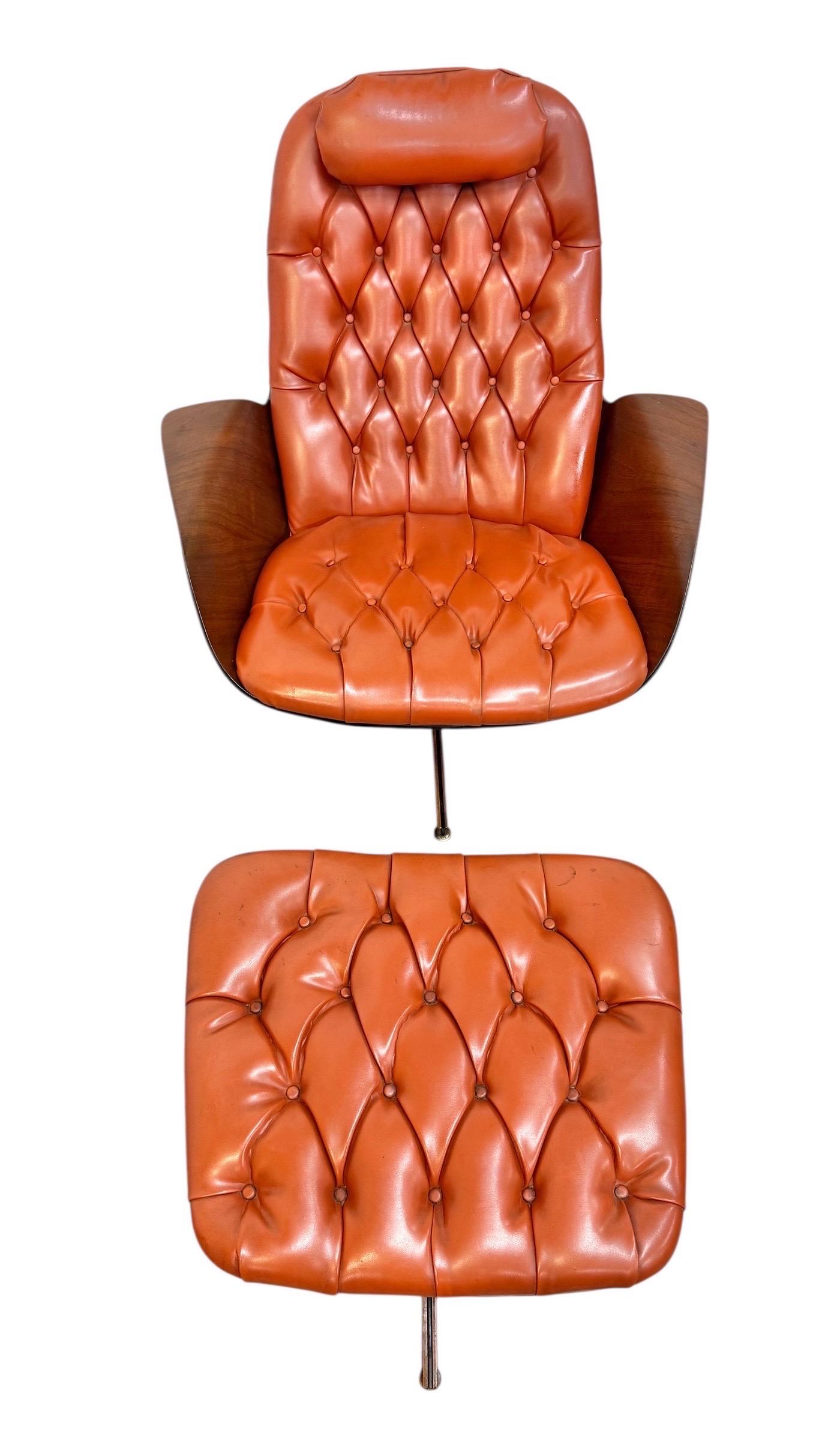 Cette annonce concerne une chaise et un pouf Plycraft de style moderne du milieu du siècle. Avec un design en bois courbé, un revêtement en vinyle touffeté orange, une base pivotante, des pieds en bois courbé et une magnifique finition en noyer. Il