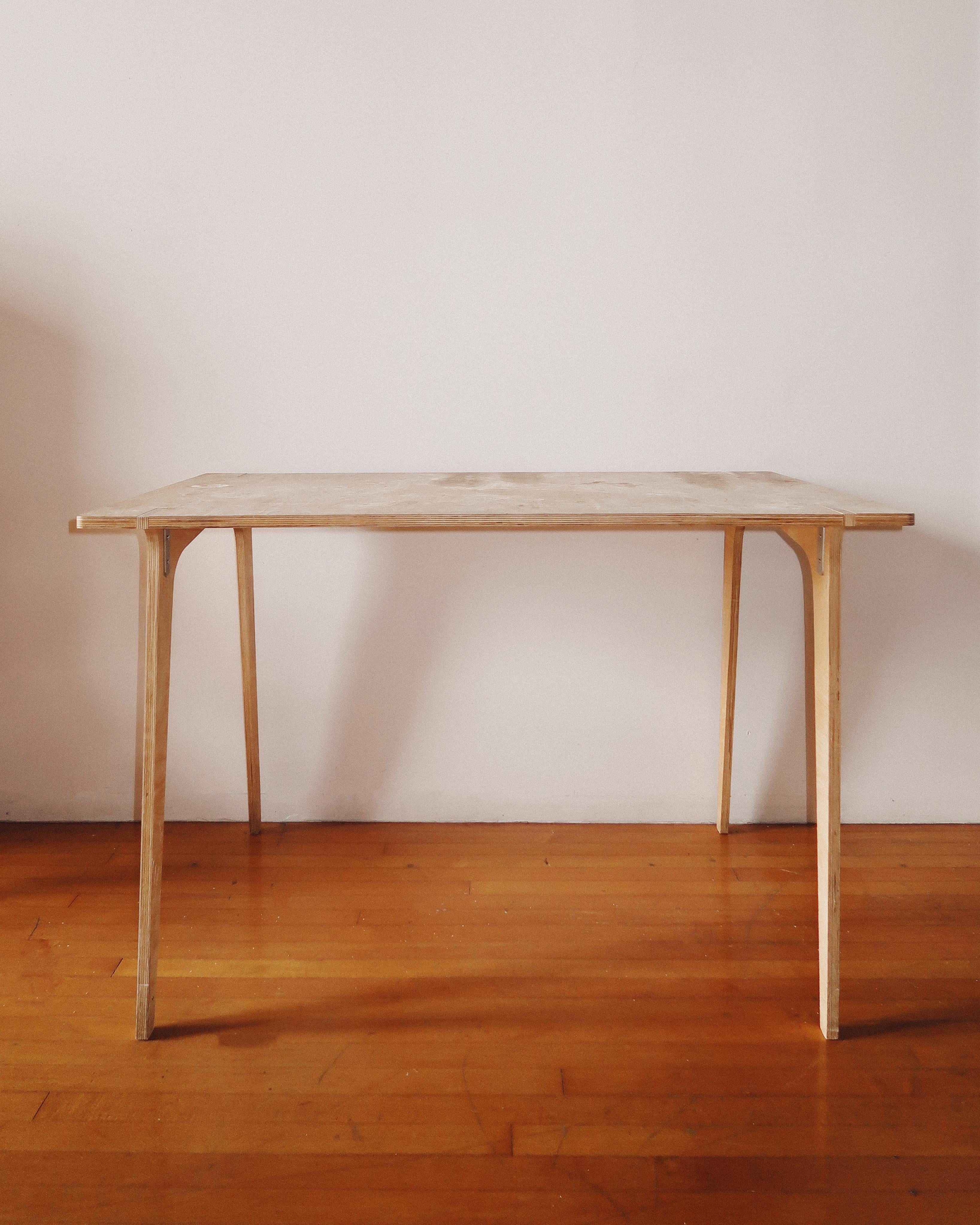 Une étude sur la retenue et la proportion. Cette table de salle à manger en contreplaqué moderne du milieu du siècle présente des pieds sculpturaux qui s'intègrent parfaitement au plateau de la table - pas de fioritures inutiles, juste une beauté