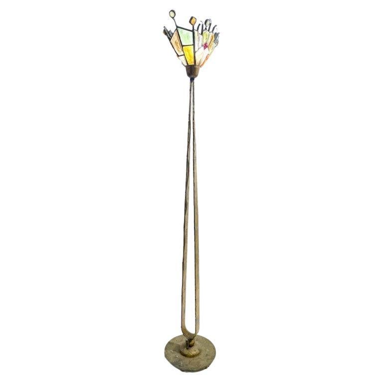 Lampadaire tripode en fer forgé du milieu du siècle avec étagère Lampadaire tripode en fer forgé du milieu du siècle avec étagère