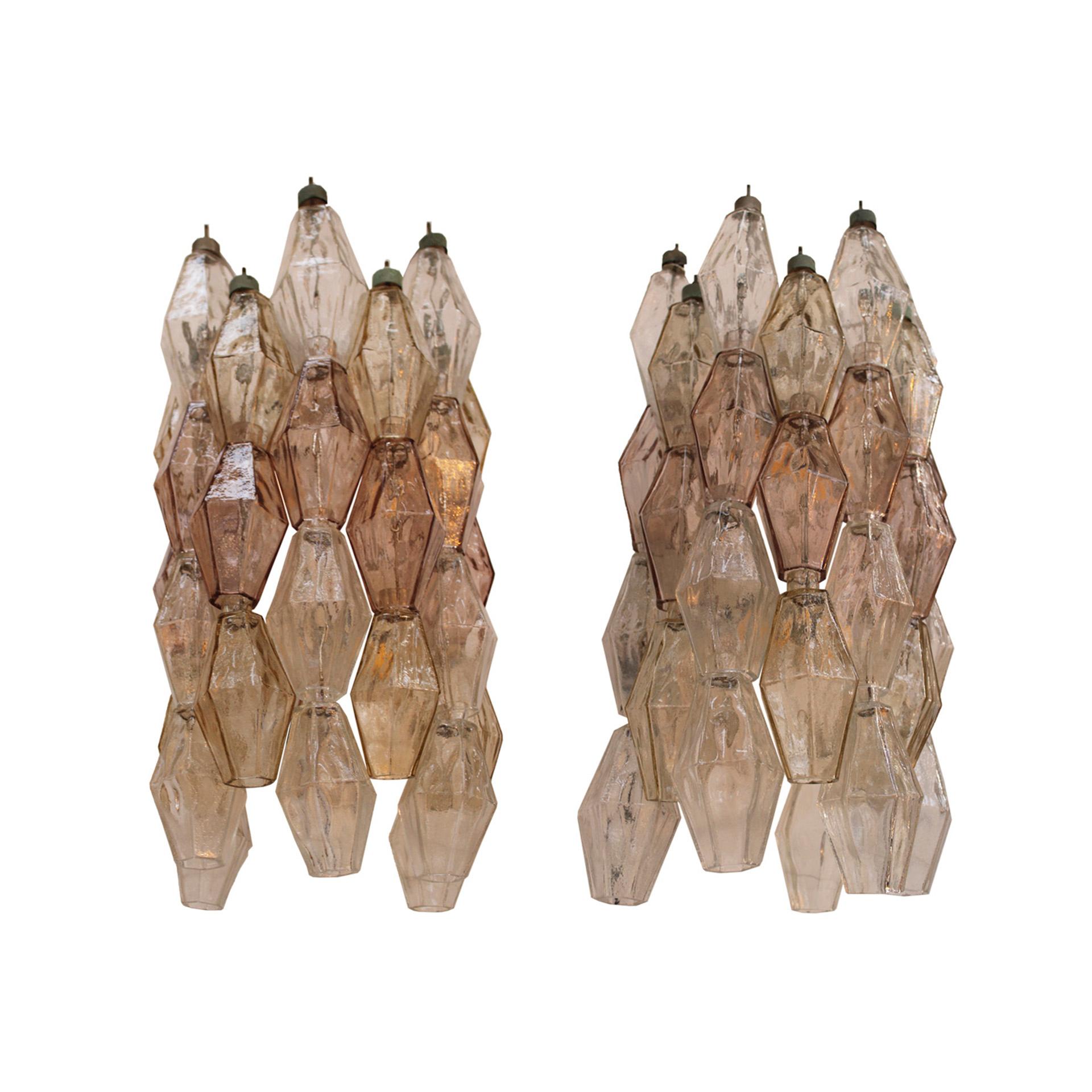 Pareja de apliques con cuatro puntos de luz, modelo Poliedri diseñado por Carlo Scarpa, editado por Venini. Compuesta por piezas de cristal de Murano sobre una estructura de metal lacado en blanco. Italia Años 50.

Ilumina tu espacio con
