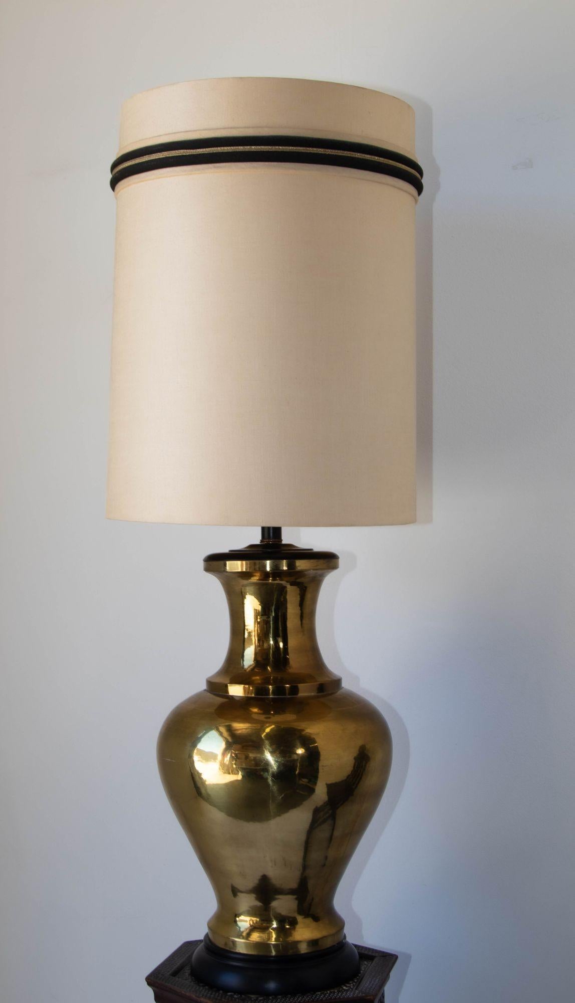 Mid-Century Modern Polished Brass Large Scale Chinoiserie Urn Table Lamp, 1950 For Sale 3