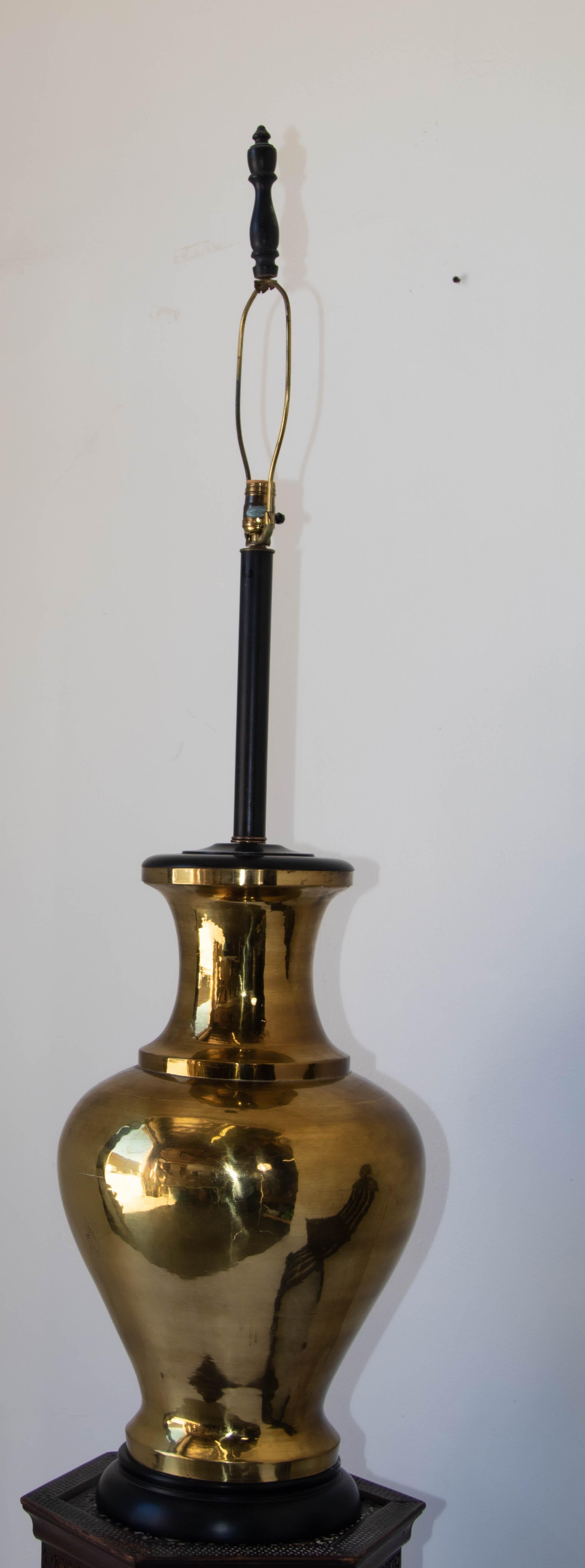 Mid-Century Modern Polished Brass Large Scale Chinoiserie Urn Table Lamp, 1950 For Sale 4