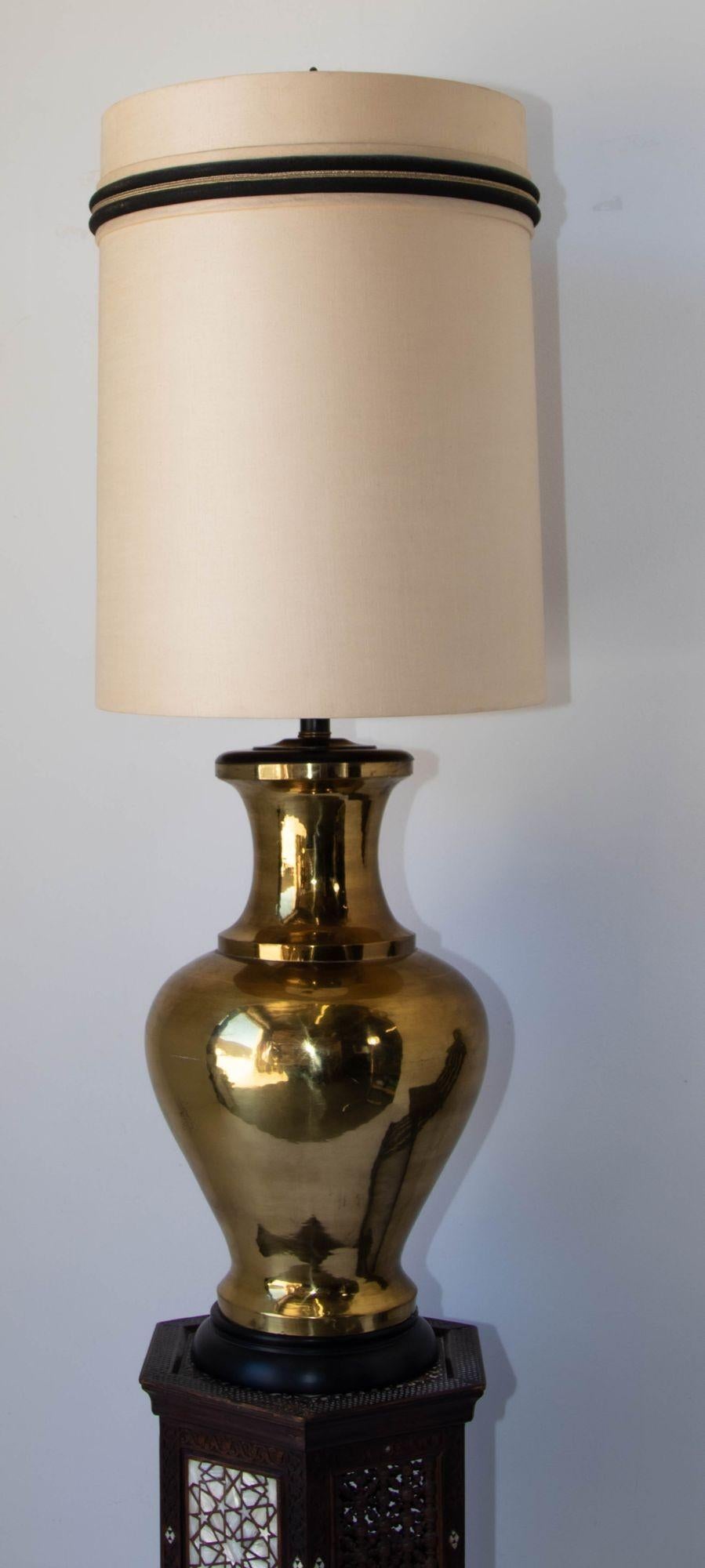 Mid-Century Modern Polished Brass Large Scale Chinoiserie Urn Table Lamp, 1950 For Sale 7