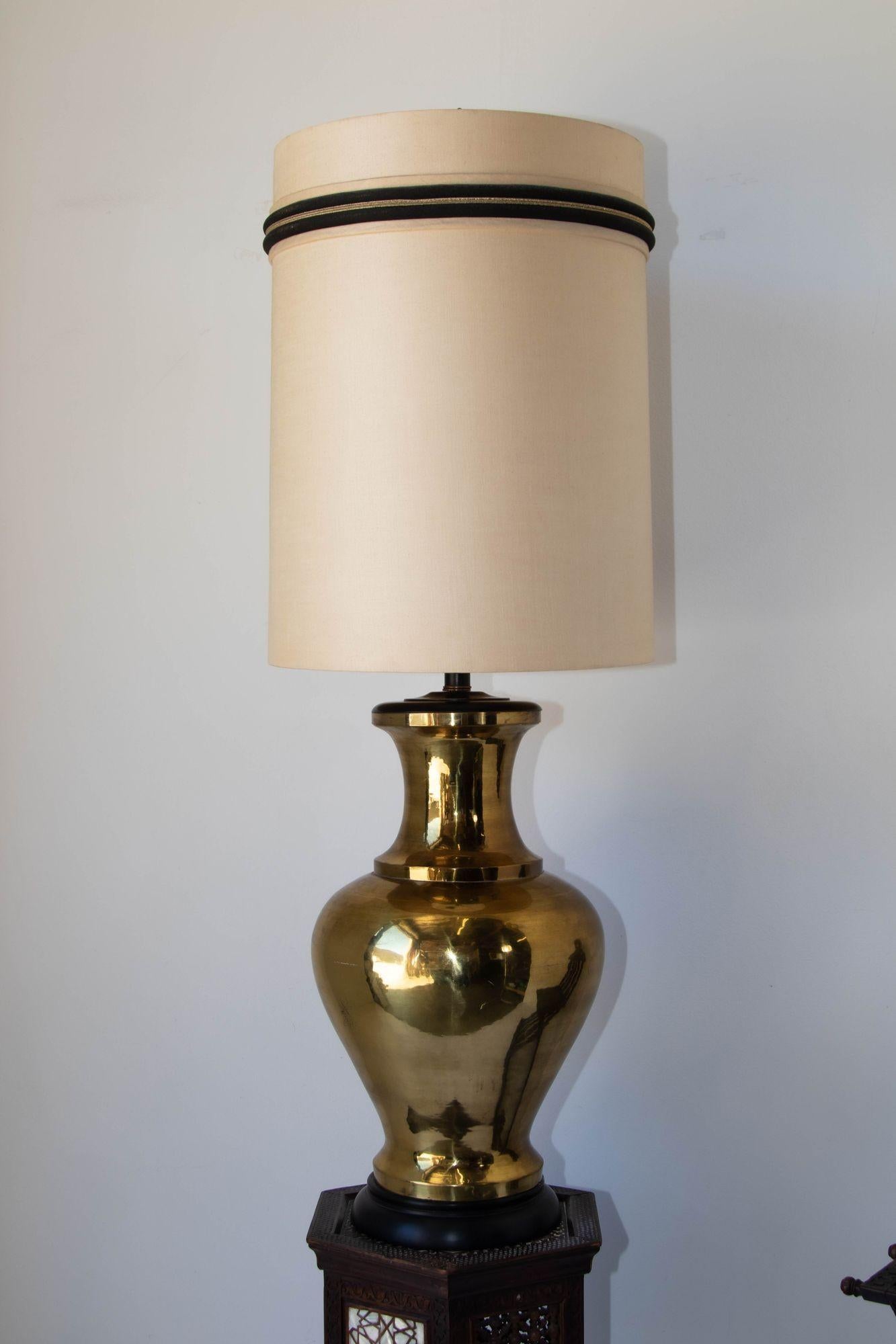 Mid-Century Modern Polished Brass Large Scale Chinoiserie Urn Table Lamp, 1950 For Sale 8
