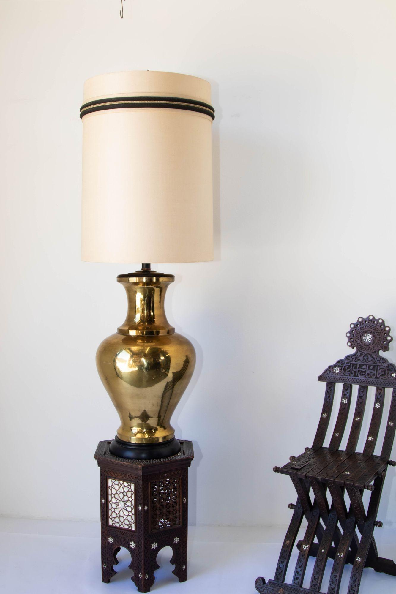 Mid-Century Modern Polished Brass Large Scale Chinoiserie Urn Table Lamp, 1950 For Sale 9
