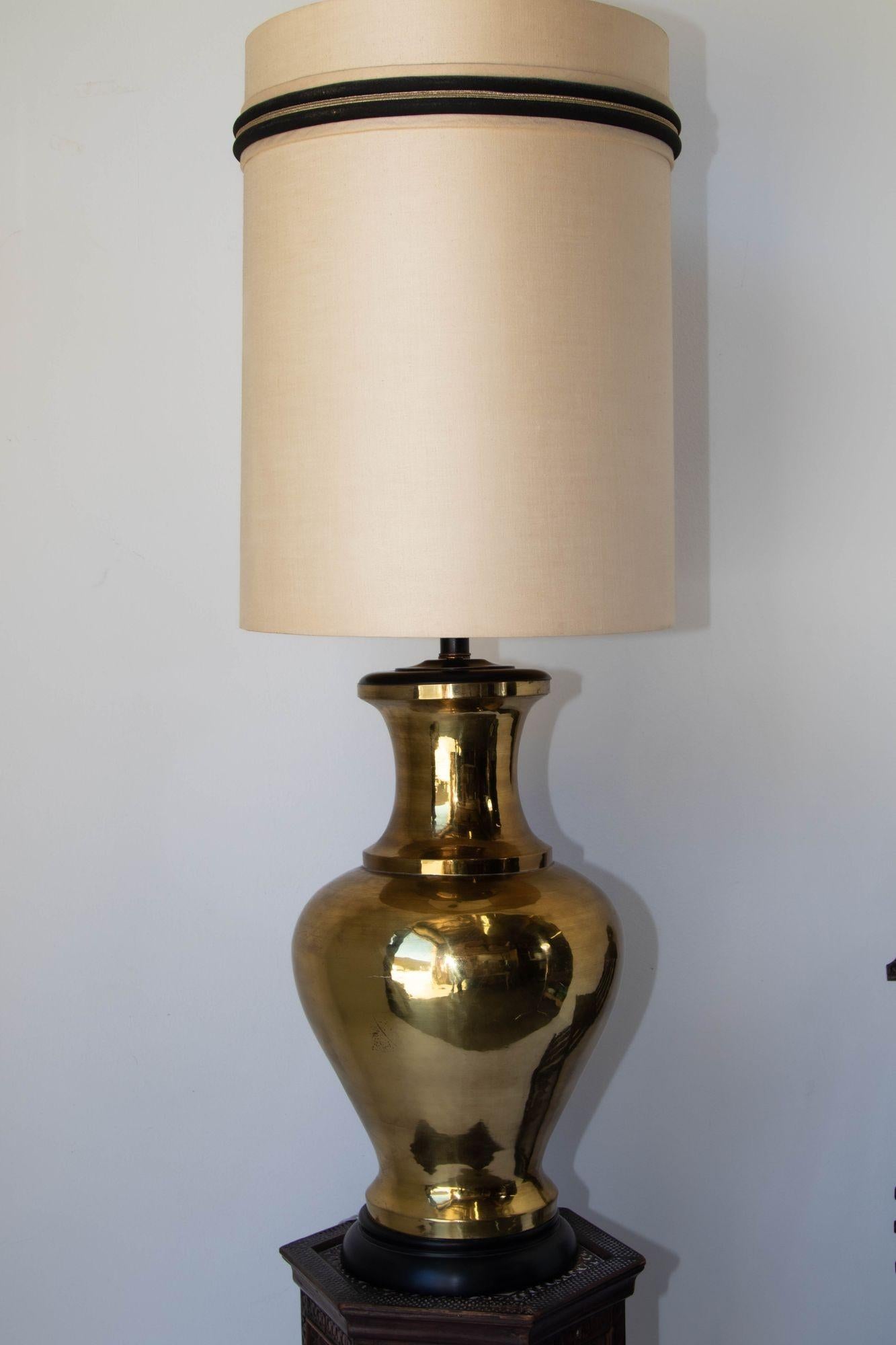 Hand-Crafted Mid-Century Modern Polished Brass Large Scale Chinoiserie Urn Table Lamp, 1950 For Sale