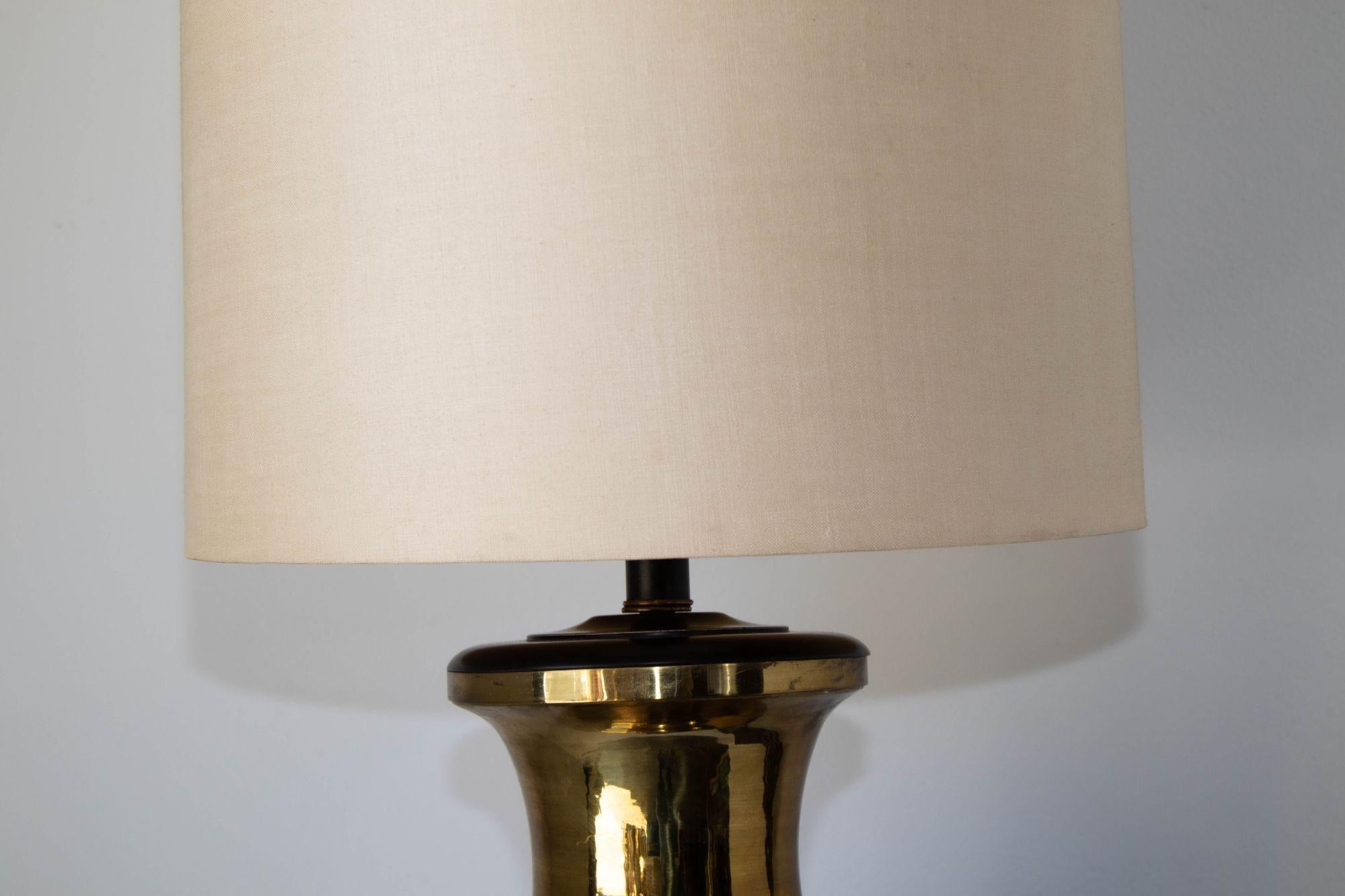 20th Century Mid-Century Modern Polished Brass Large Scale Chinoiserie Urn Table Lamp, 1950 For Sale