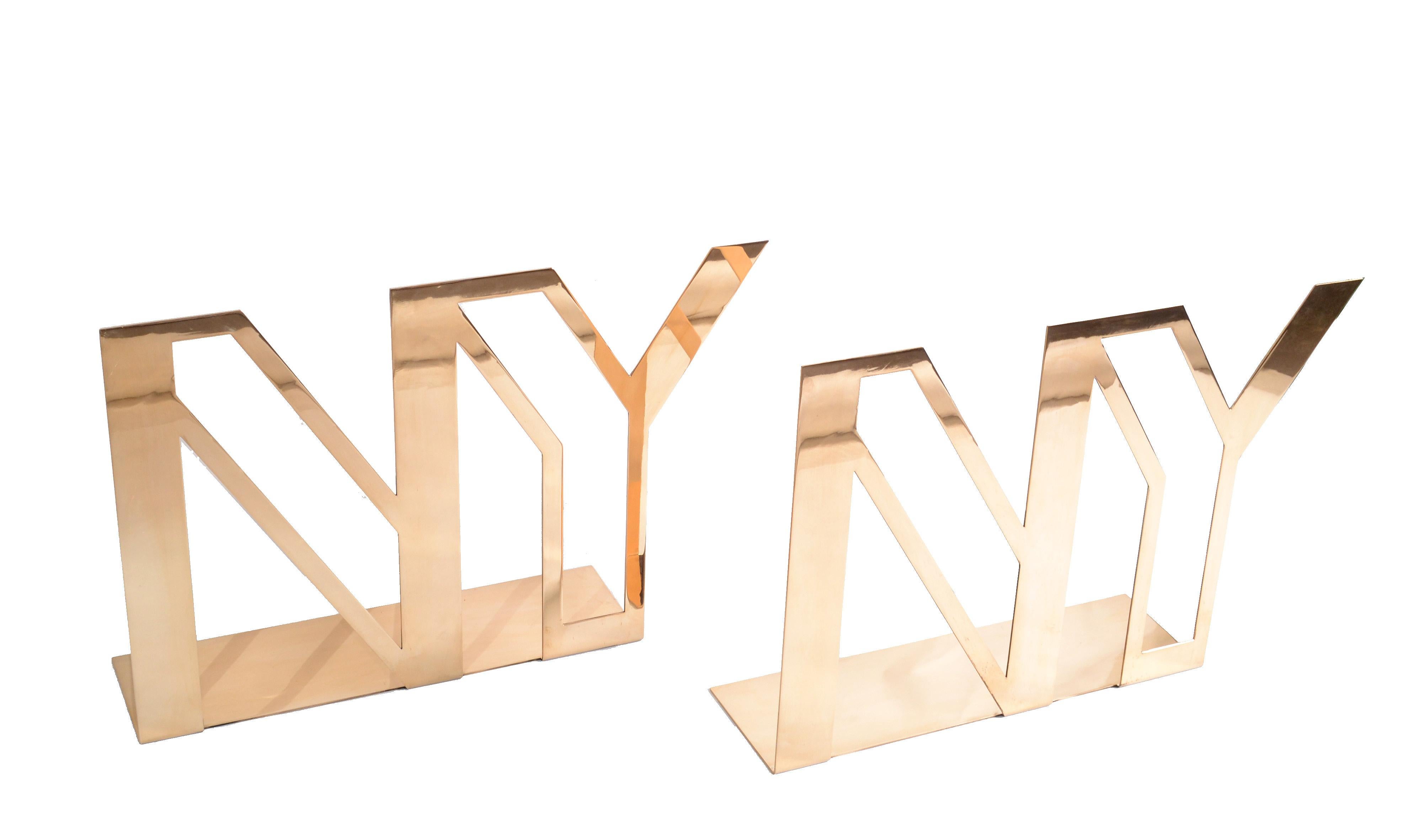 Américain Sculpture de table en laiton poli de style mi-siècle moderne, NY New York Display en vente