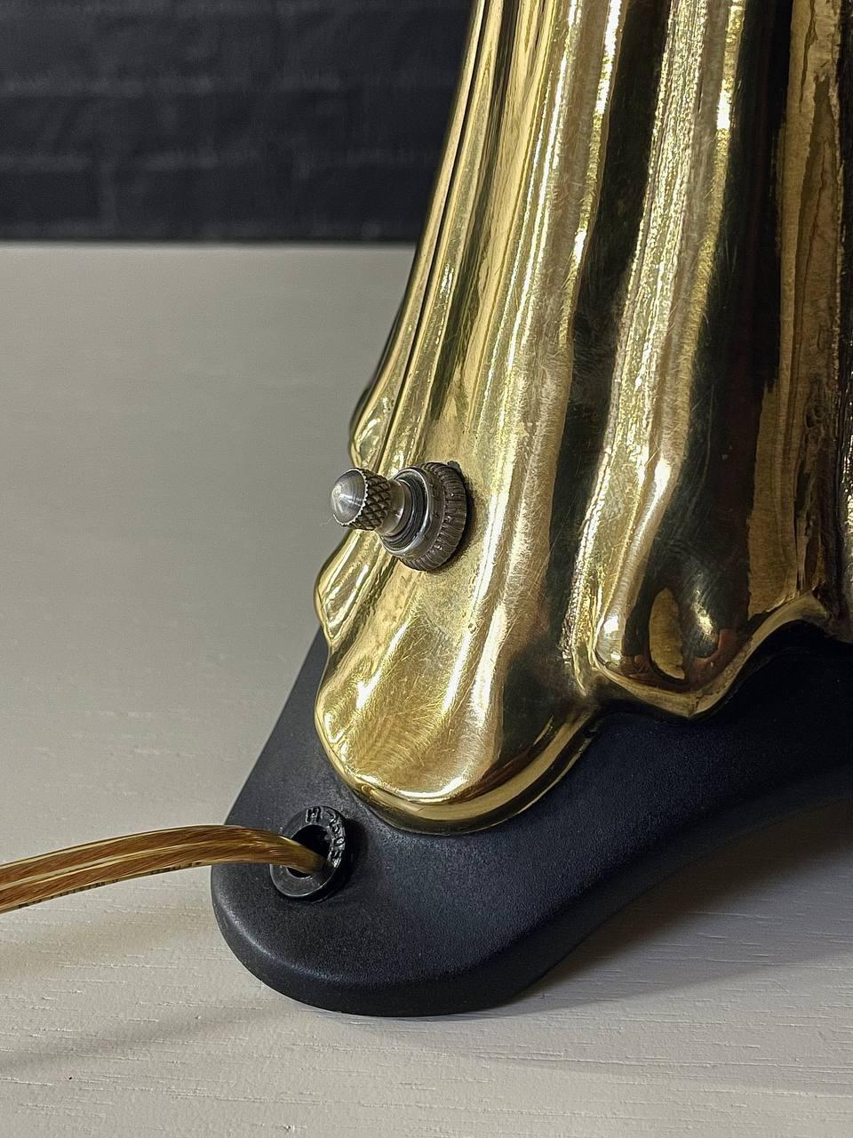 Lámpara de mesa de latón pulido moderna de mediados de siglo by Rembrandt en venta 3