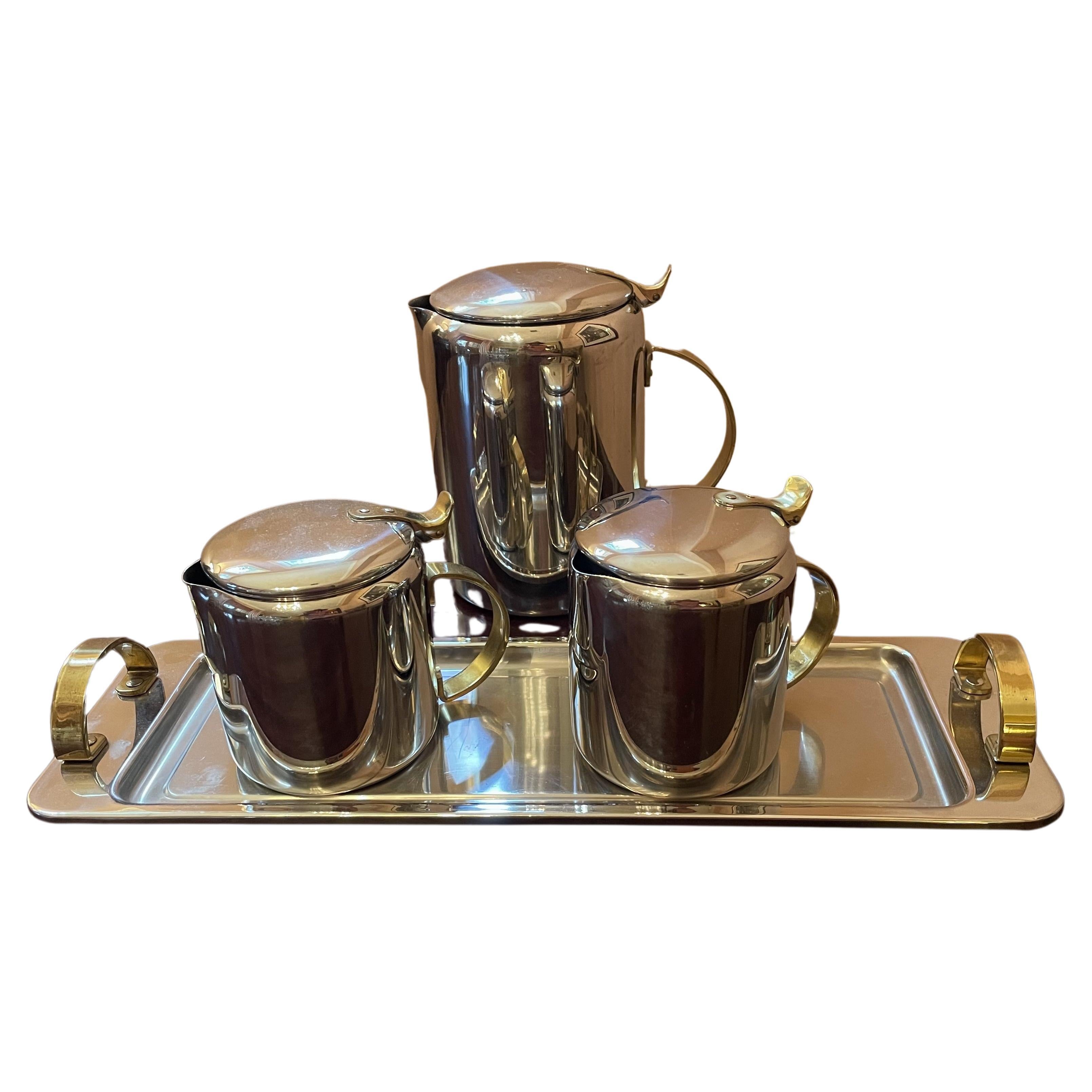Service à thé ou à café moderne du milieu du siècle dernier en chrome poli et laiton avec plateau en vente