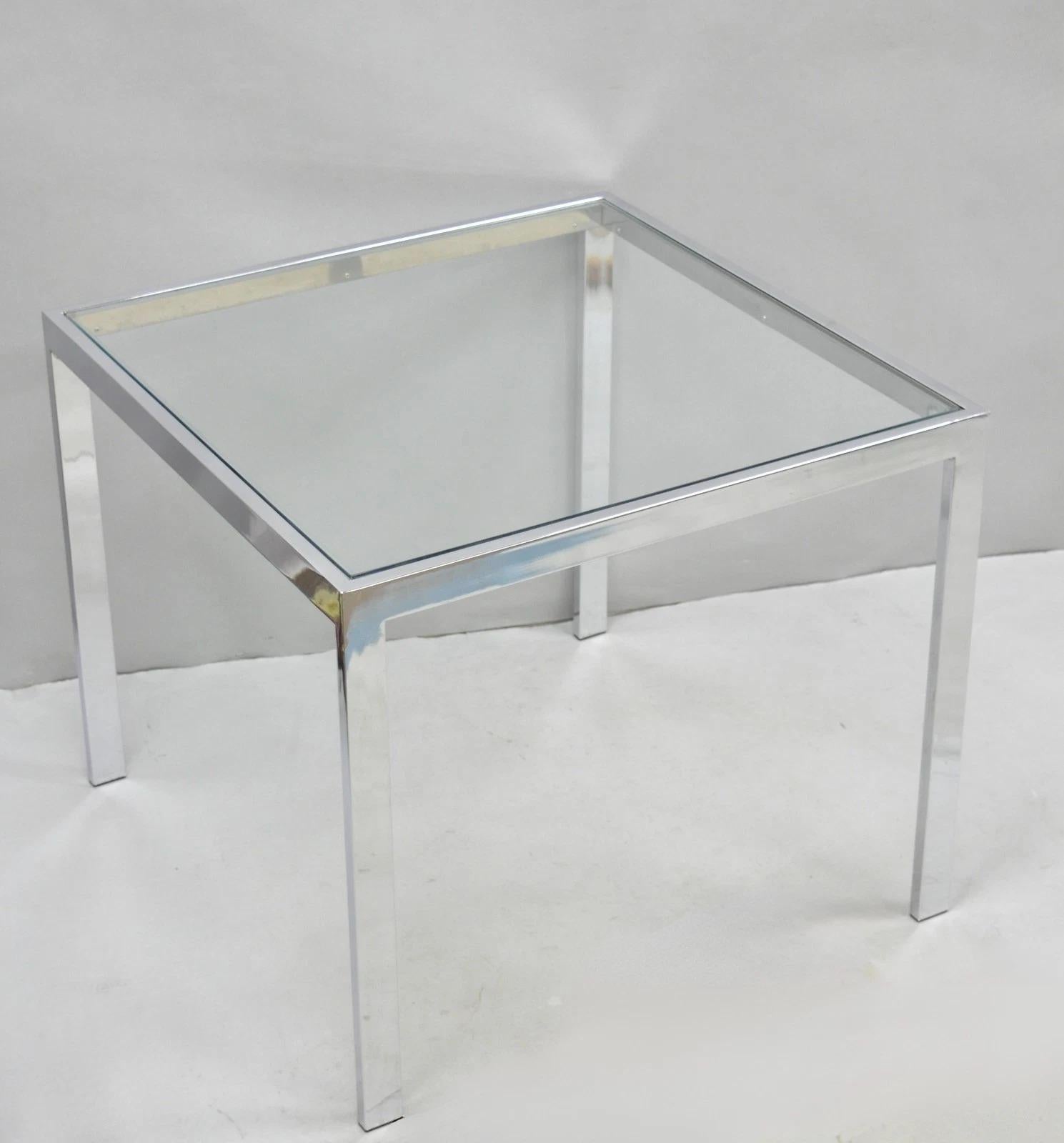Table d'appoint carrée Vintage Mid Century Modern Chrome Polished Glass Top Occasional Side End Table. Circa Mid 20th Century. Dimensions : 22