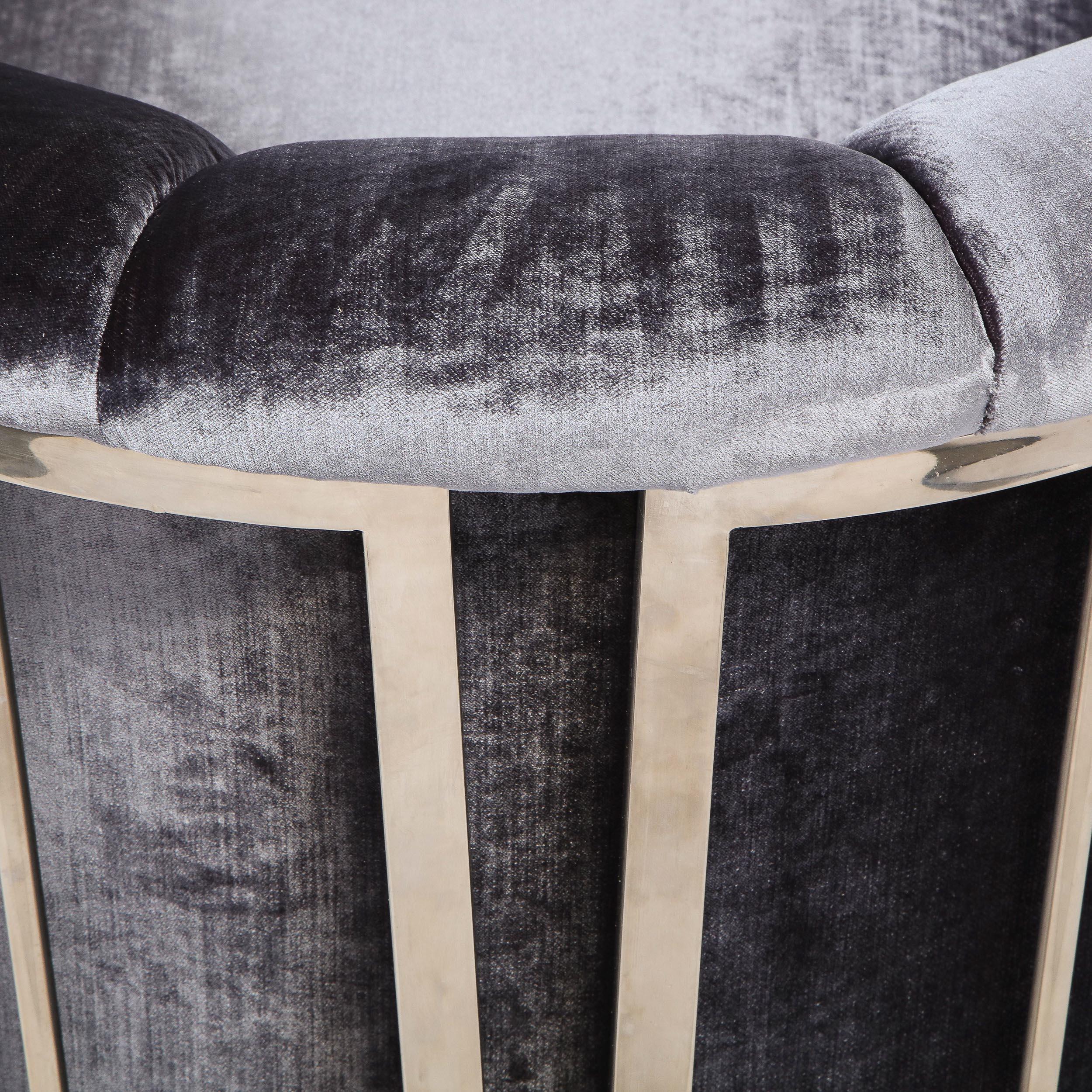 Mid-Century Modern Lounge/ Sessel mit Eisenrückenlehne aus poliertem Chrom  (Samt) im Angebot
