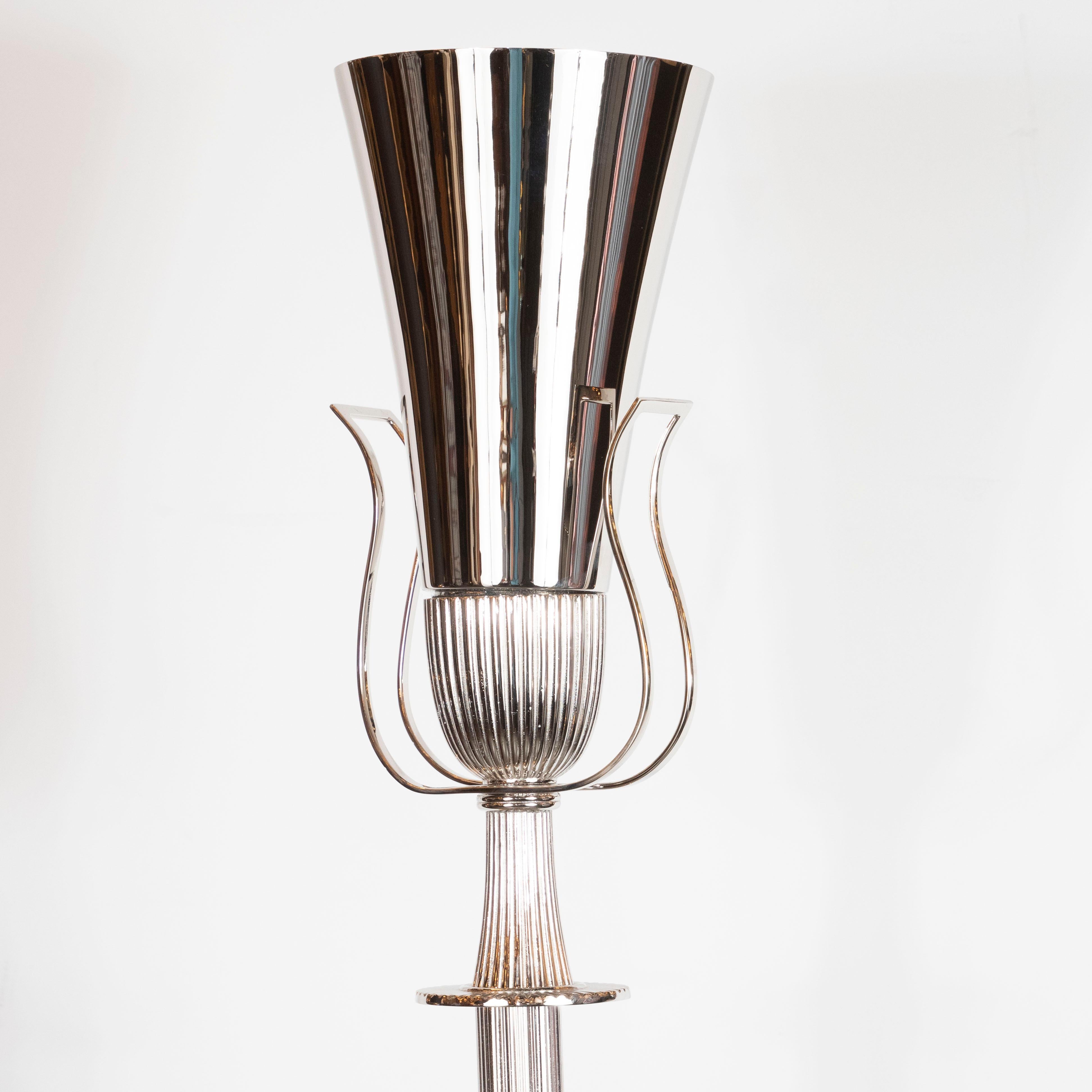 Antorcha moderna de mediados de siglo en forma de urna de níquel pulido by Tommi Parzinger Estadounidense en venta