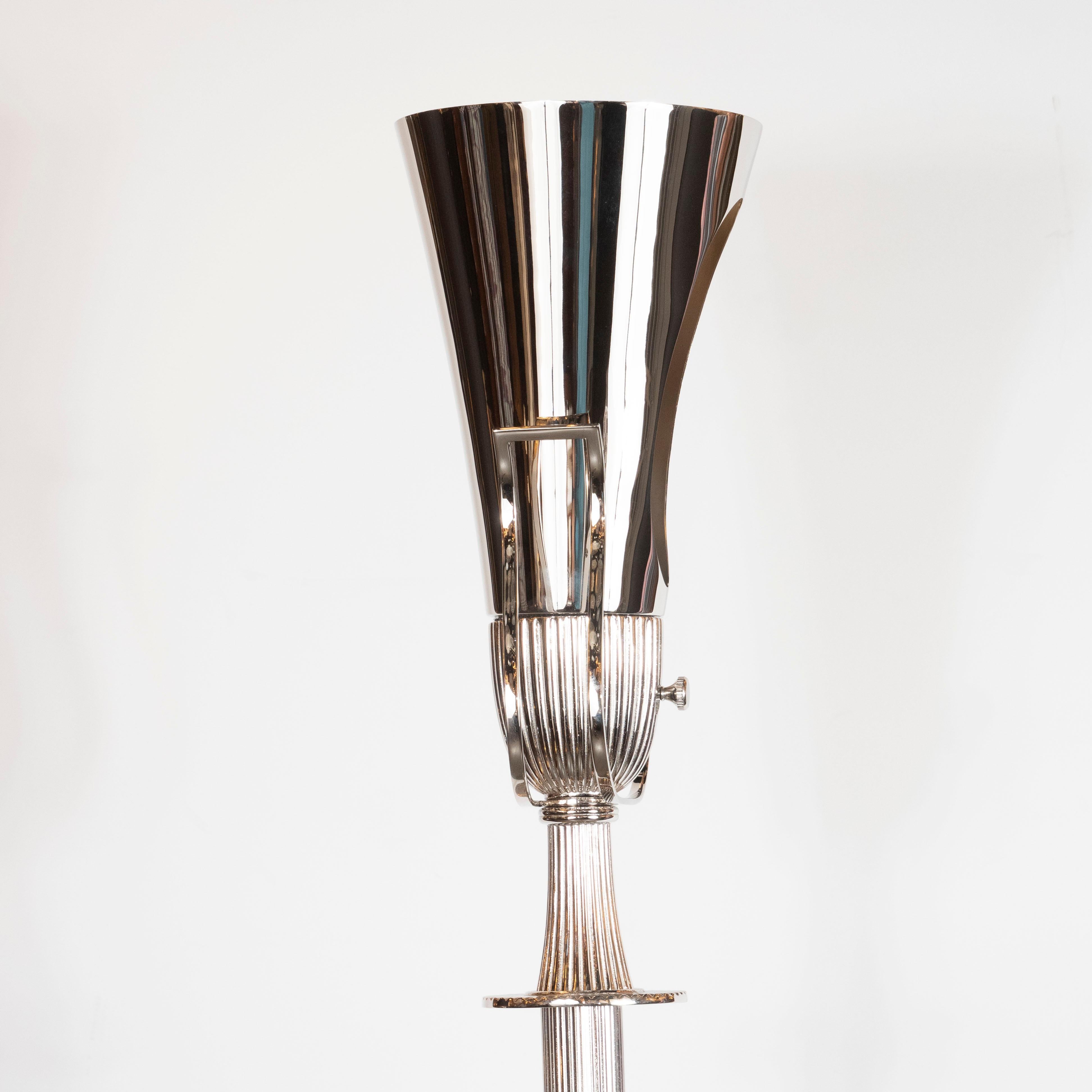 Antorcha moderna de mediados de siglo en forma de urna de níquel pulido by Tommi Parzinger mediados del siglo XX en venta