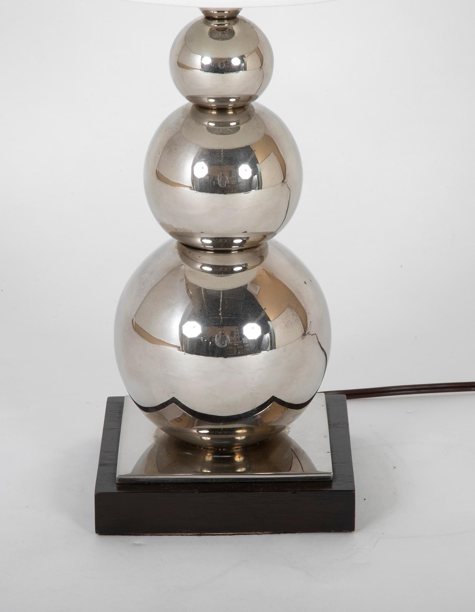 Handsome polished steel table lamp with three stacked spheres on a square dark walnut base. Great looking table or desk lamp. Made by Visual Comfort.
24.5 inches high by 6.5 square.