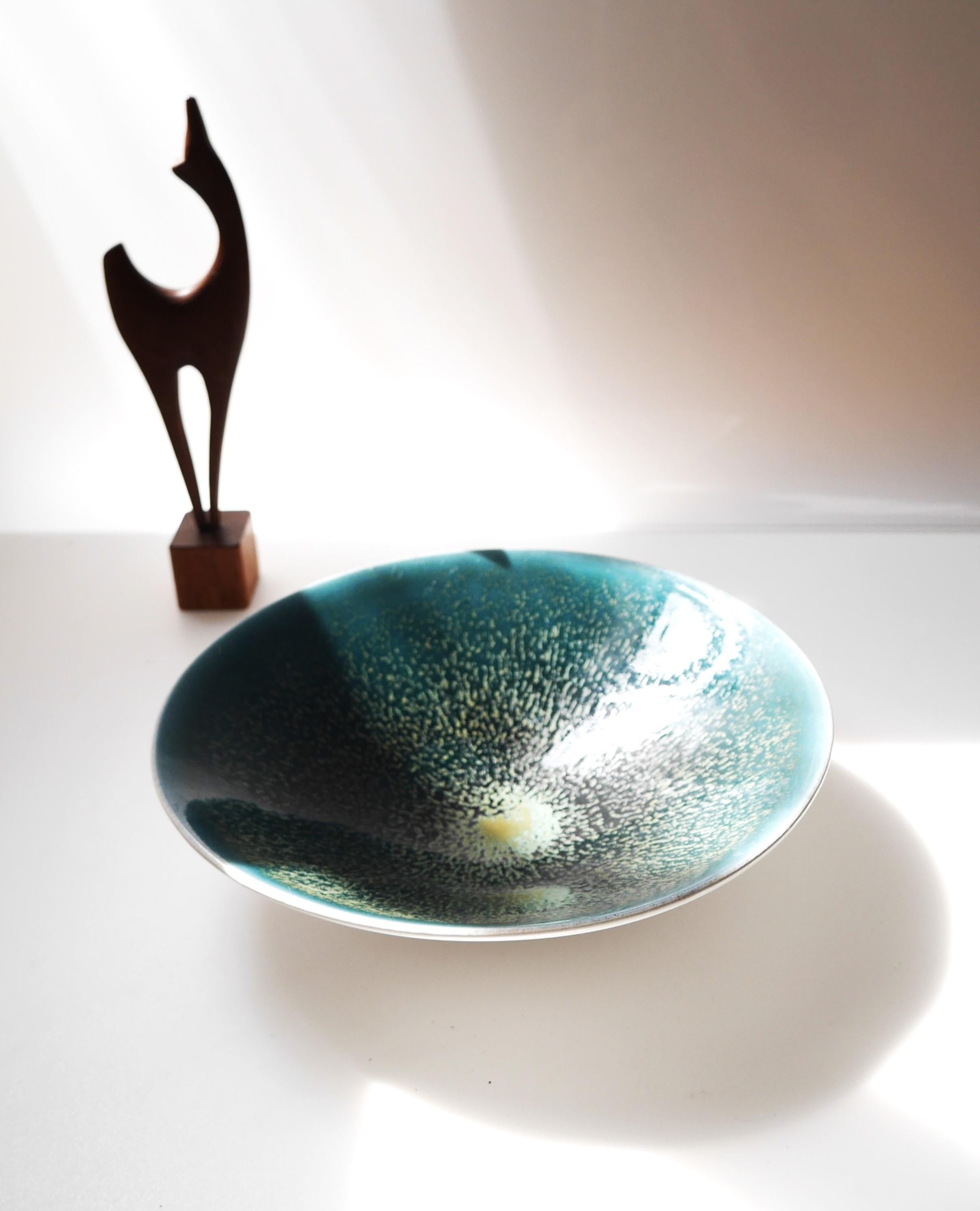 Mid-century modern Poole studio pottery bowl, England In Good Condition In Skarpnäck, SE