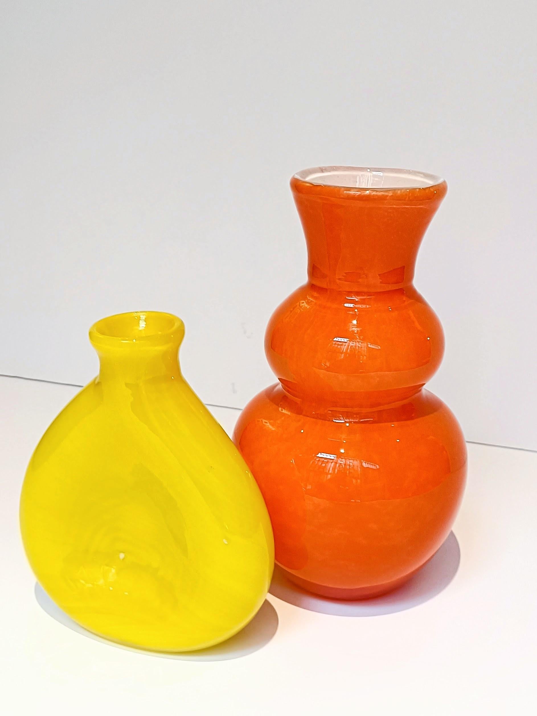 Vintage Italian Murano Glass Pop Art Stil Paar signierte Vasen, 1960er Jahre (Moderne der Mitte des Jahrhunderts) im Angebot