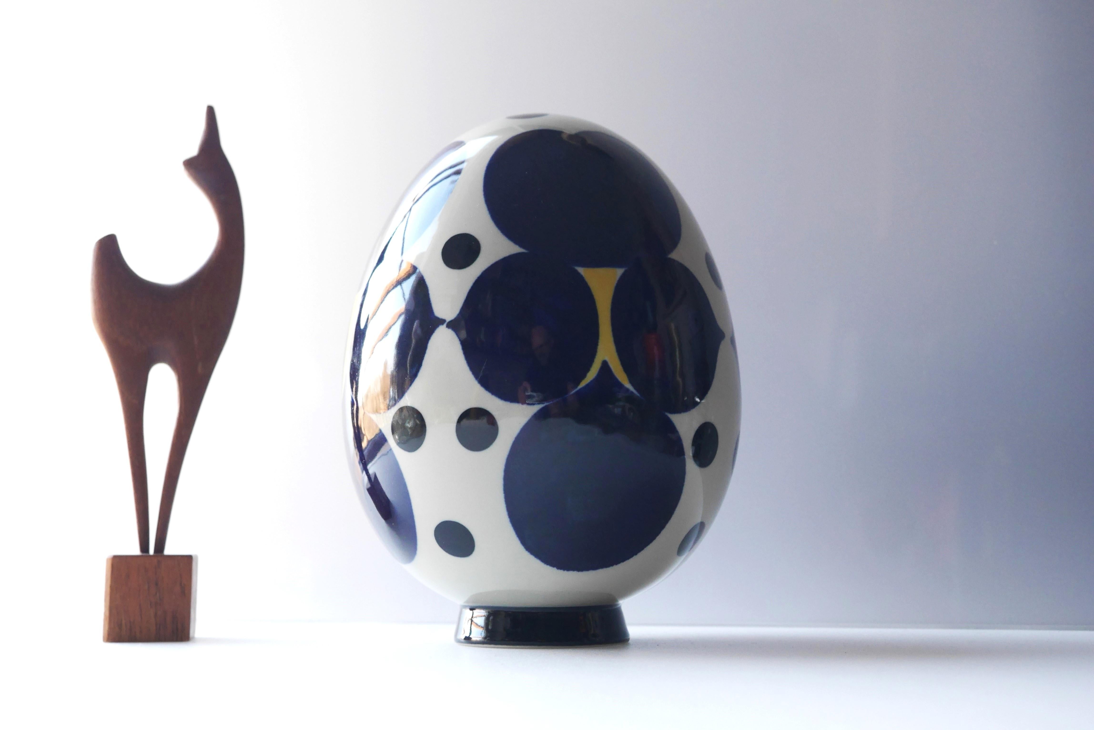 Mid-century modern porcelain egg, by Sylvia Leuchovius for Rörstrand For Sale 2
