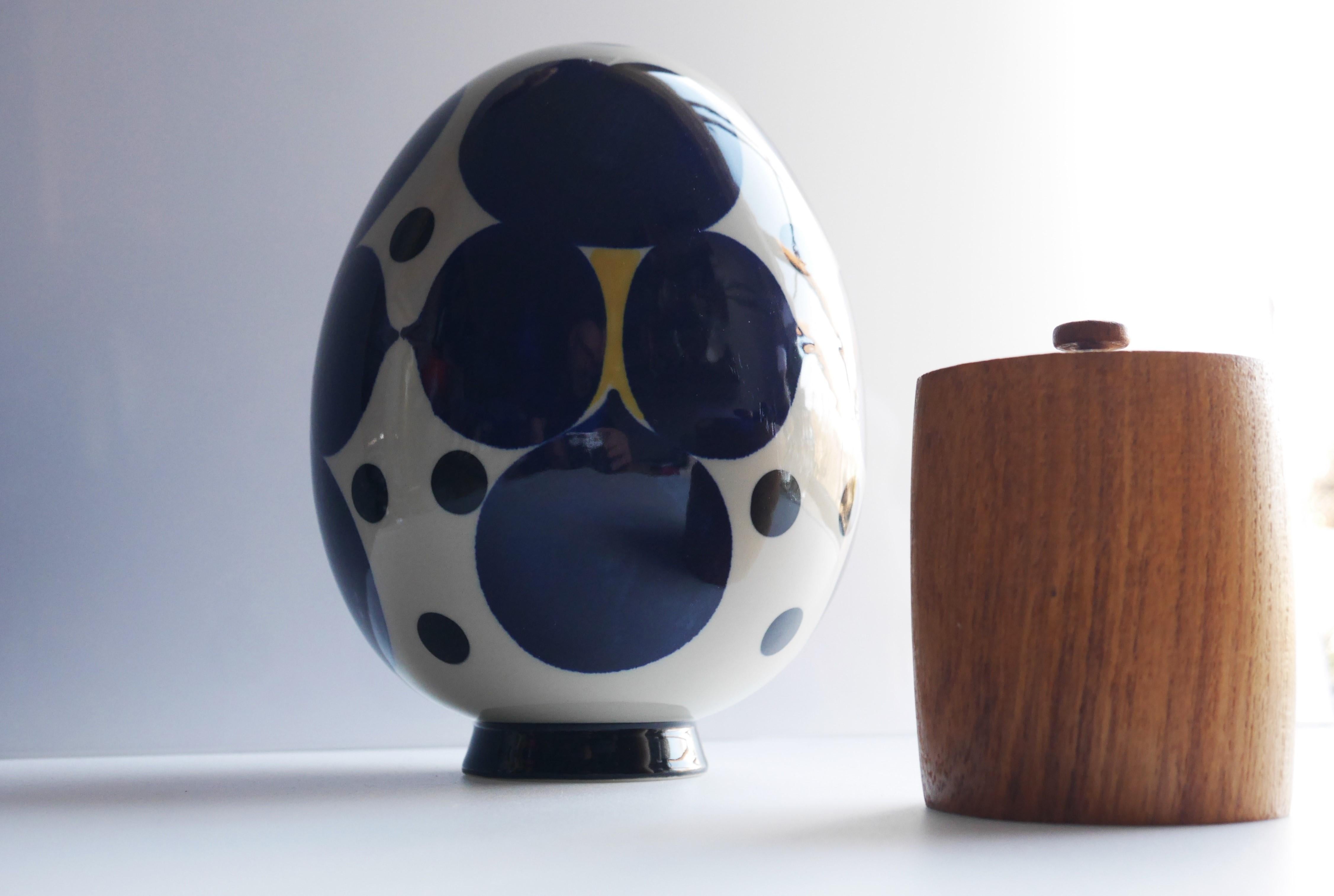 Mid-century modern porcelain egg, by Sylvia Leuchovius for Rörstrand For Sale 3