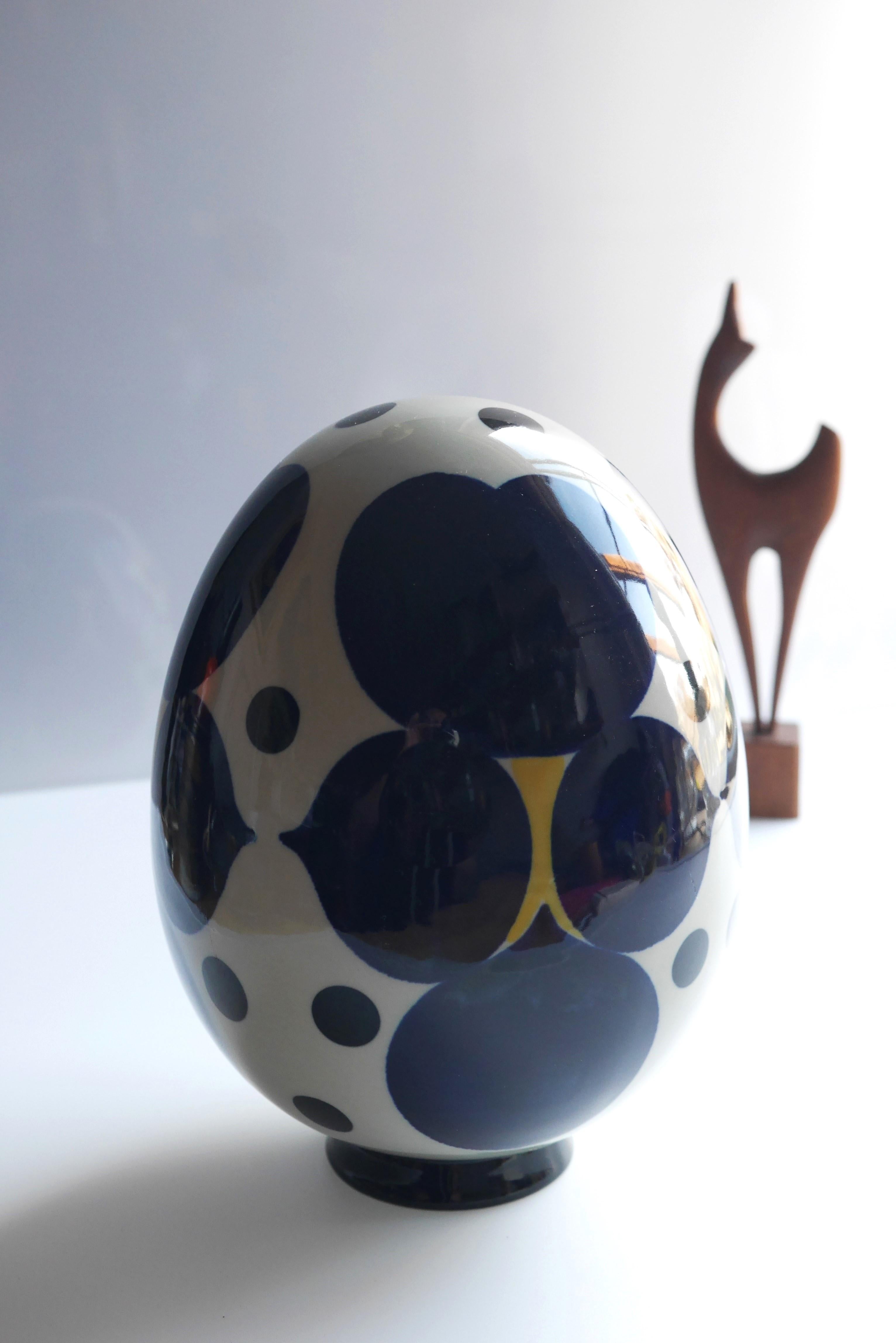 Mid-century modern porcelain egg, by Sylvia Leuchovius for Rörstrand For Sale 4