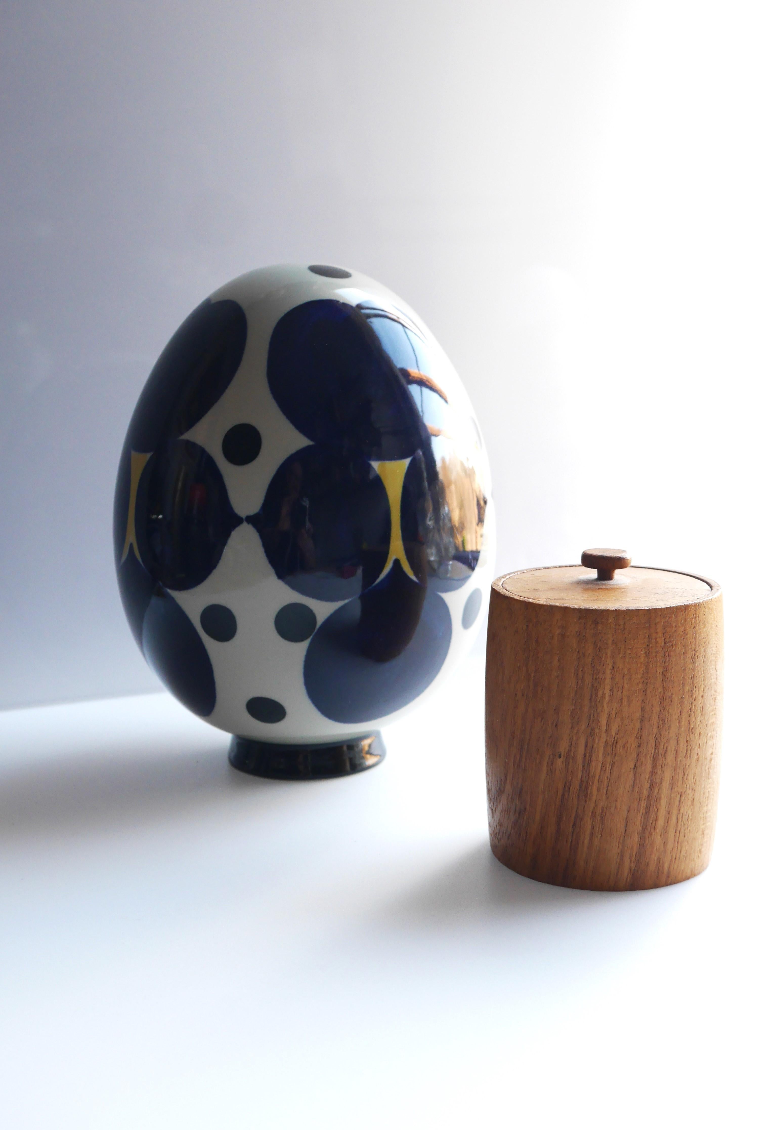 Mid-century modern porcelain egg, by Sylvia Leuchovius for Rörstrand For Sale 5