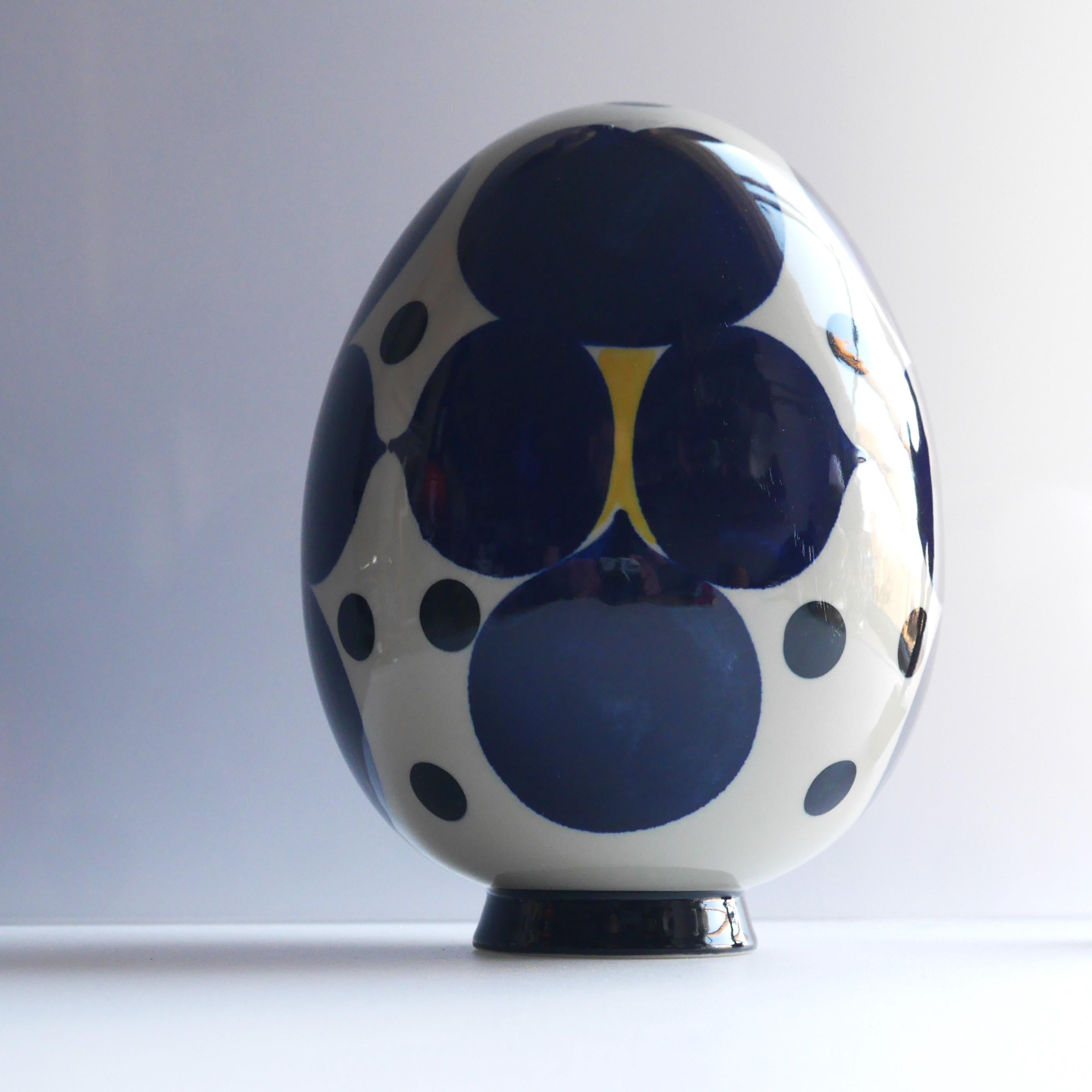 Un grand œuf en porcelaine vintage, unique et étonnant, réalisé par la talentueuse Sylvia Leuchovius pour Rörstrand, Suède. Il s'agit d'un article très spécial, produit en studio et en nombre très limité. Fait et peint à la main. La décoration est