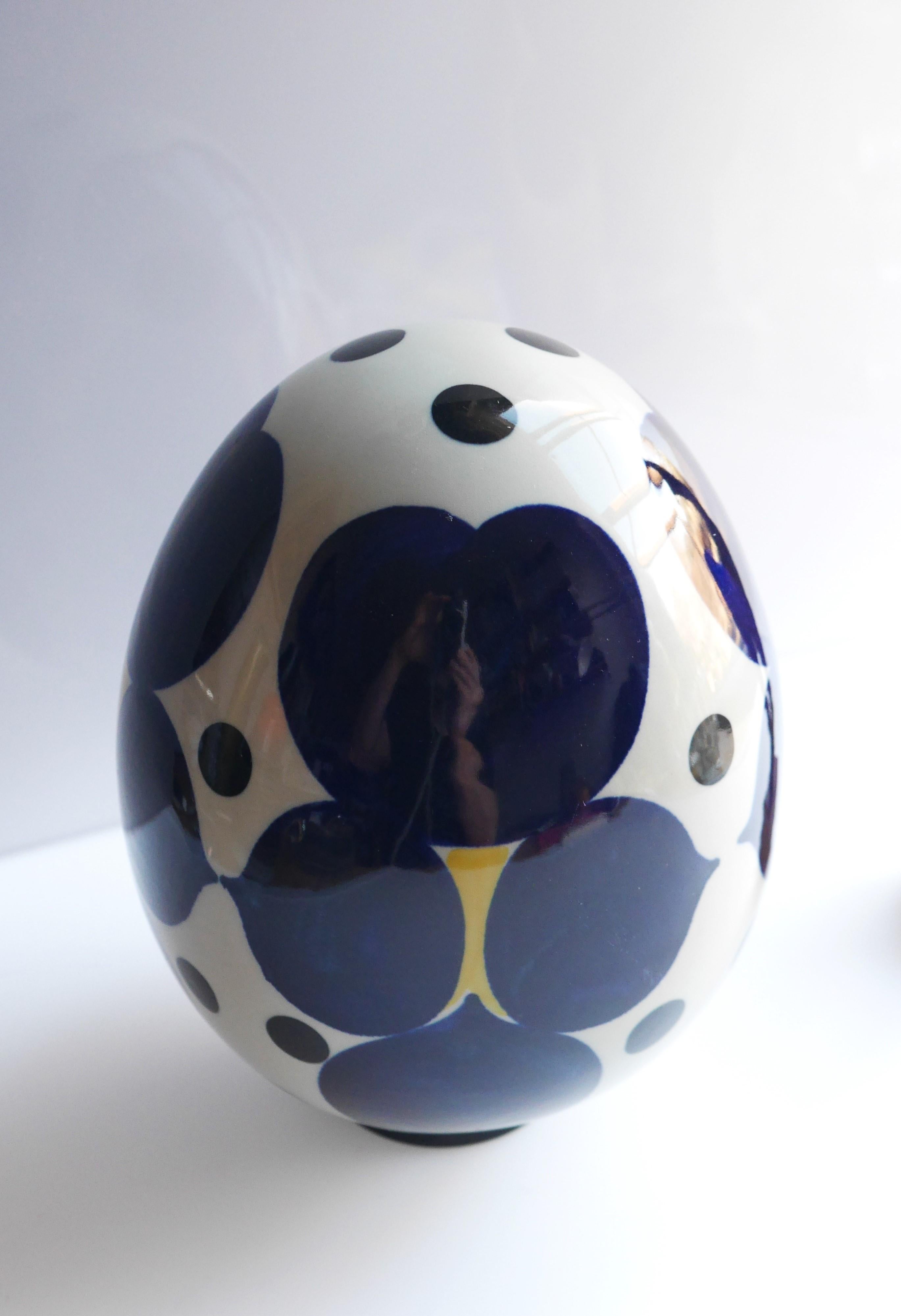 Swedish Mid-century modern porcelain egg, by Sylvia Leuchovius for Rörstrand For Sale