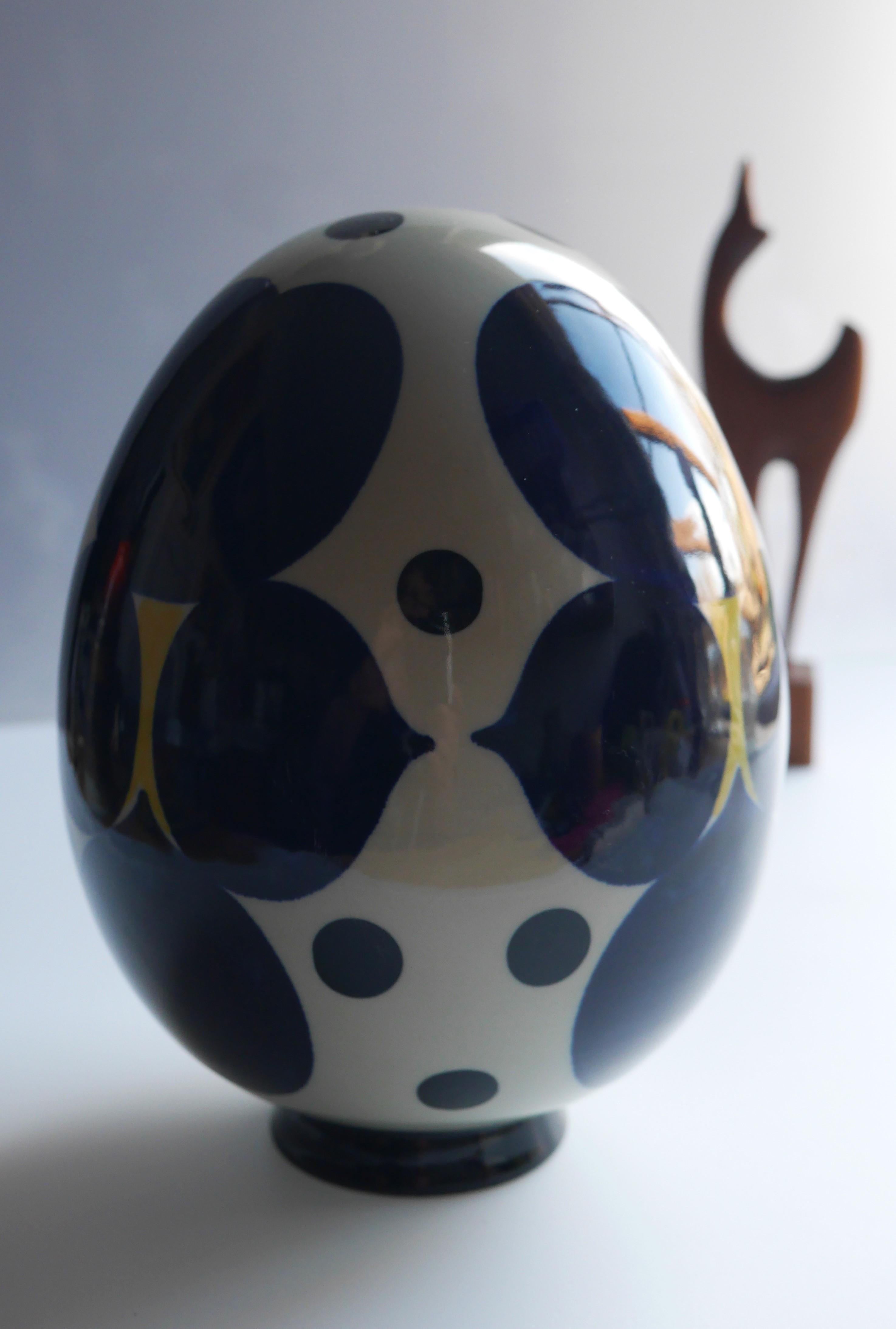 Hand-Crafted Mid-century modern porcelain egg, by Sylvia Leuchovius for Rörstrand For Sale