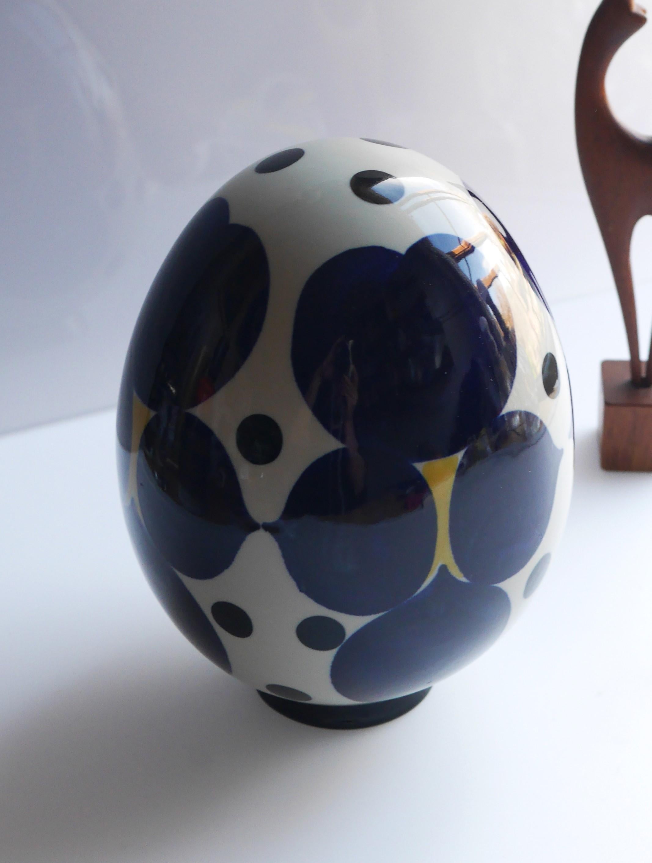 Mid-century modern porcelain egg, by Sylvia Leuchovius for Rörstrand For Sale 1