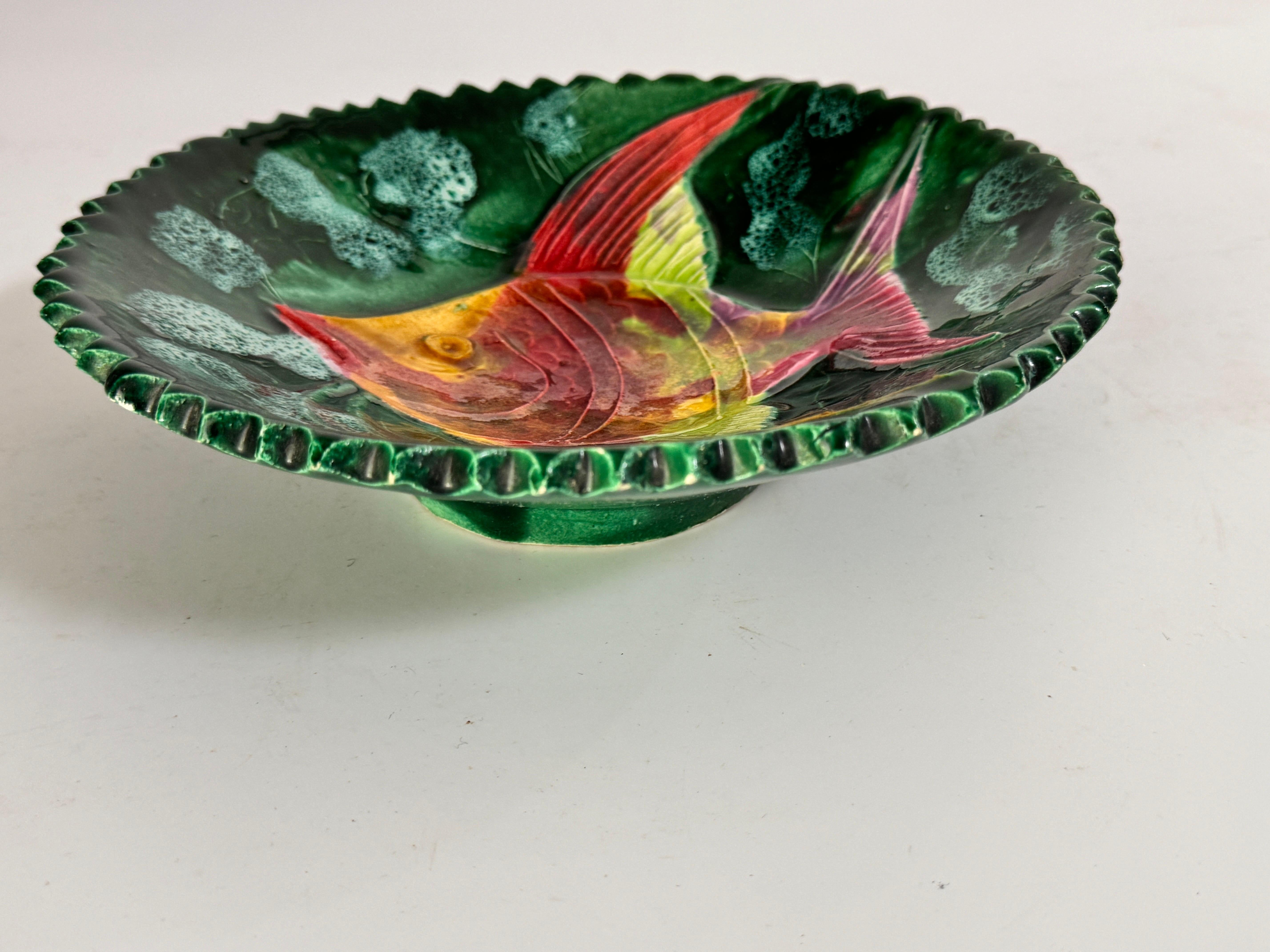 Plato de porcelana moderno de mediados de siglo con  Decoración Pez Color Verde Francia 1970 en Bueno estado para la venta en Auribeau sur Siagne, FR