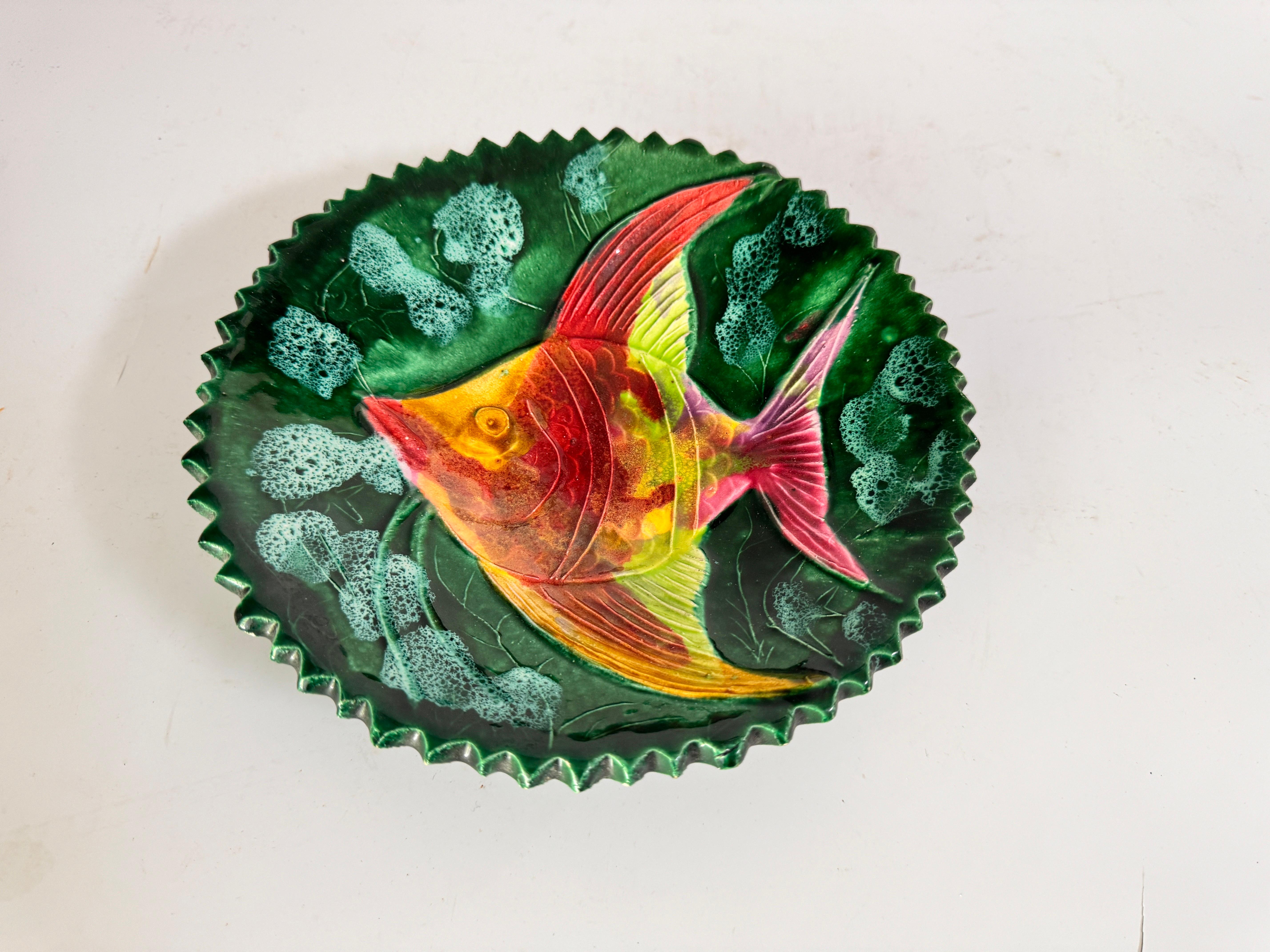 Plato de porcelana moderno de mediados de siglo con  Decoración Pez Color Verde Francia 1970 Cerámico en venta